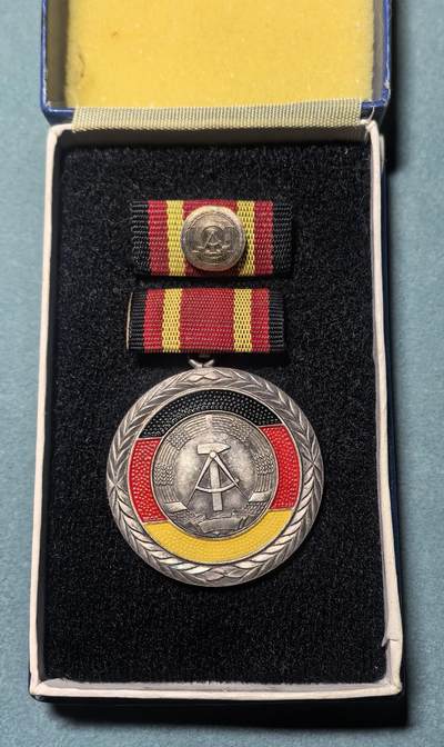 盛世勋华——号角文化勋章邮票专场拍卖第311期 - 东德国家功勋奖章 原盒带略