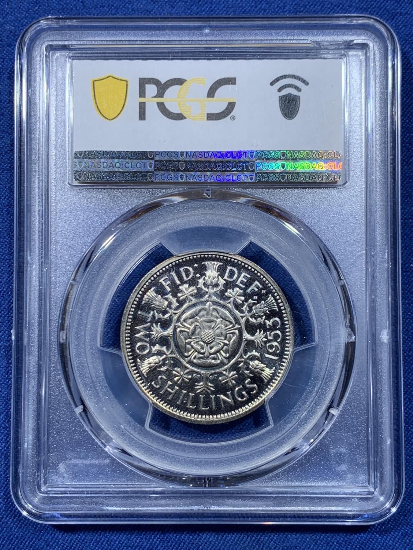 《竞宝斋》第475场 周日，周一 2场连拍 （全场包邮）欢迎送拍 PCGS PR65CAM 1953年英国女王登基精铸1福林，年轻伊伊，精制镜面好状态。价格最亲民的英王登基精铸币之一，未来潜力股。盒背面小磕