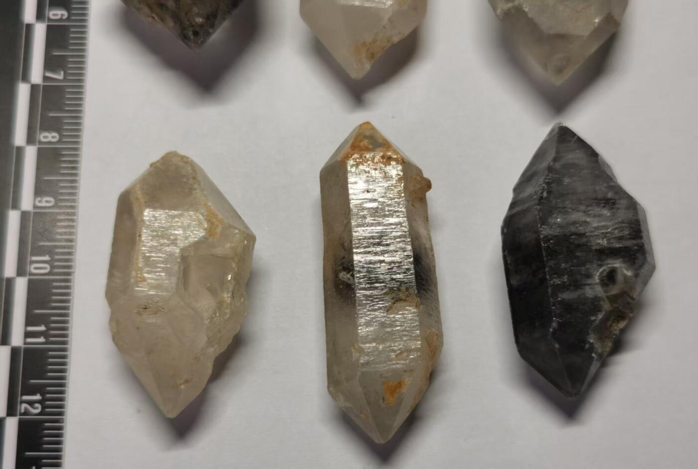 七河·水晶矿标化石杂件小拍（总第43期）（周四结标） 藏家出品X723（11） 比较大个头的云贵闪灵水晶原石，一组 6 件 