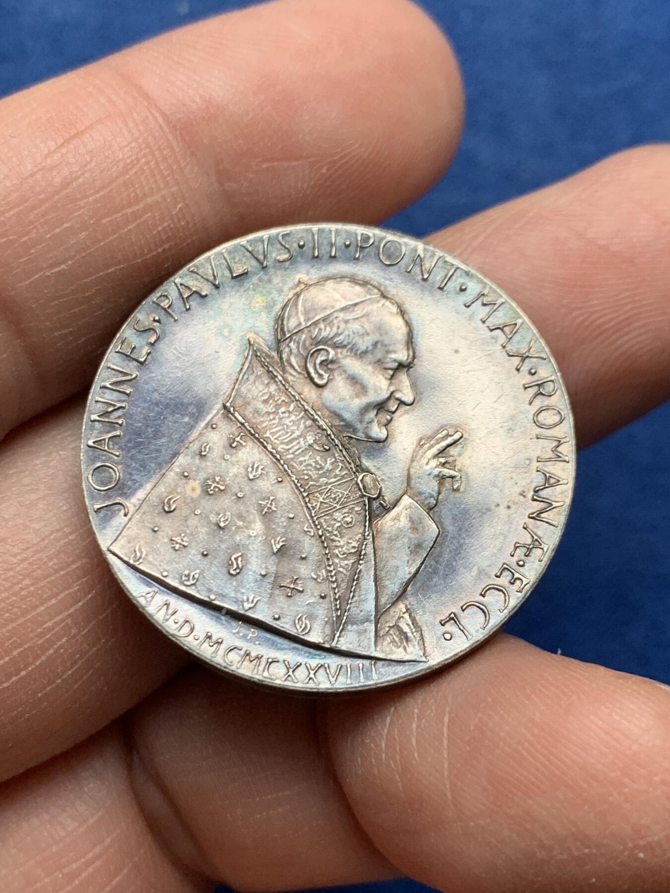 《竞宝斋》第475场 周日，周一 2场连拍 （全场包邮）欢迎送拍 米开朗基罗《哀悼基督》镀银铜章 重约12.9克 30mm