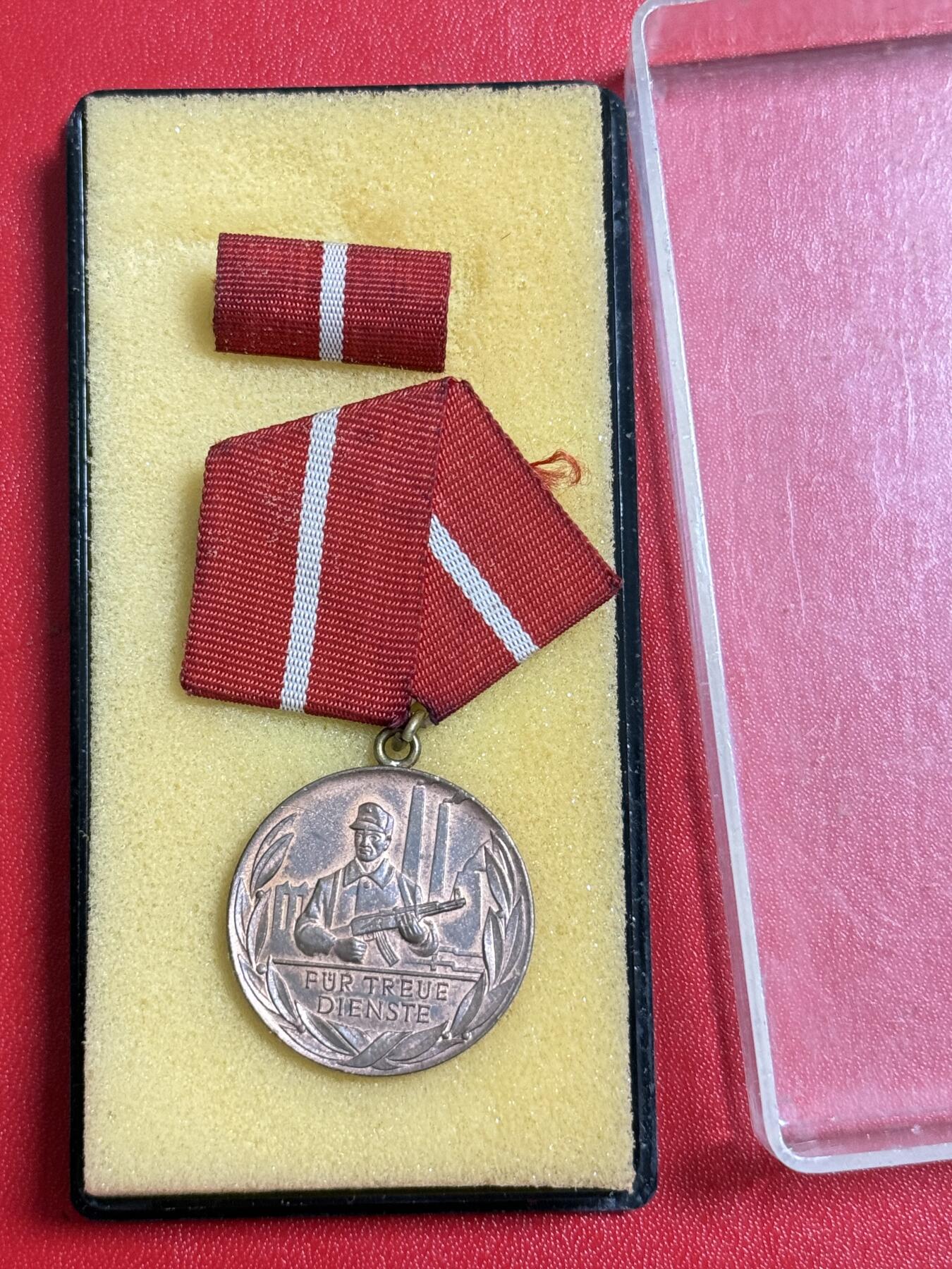 韵星假日军品类拍卖第50期 民主德国铜级工战队忠诚服务奖章带原盒略