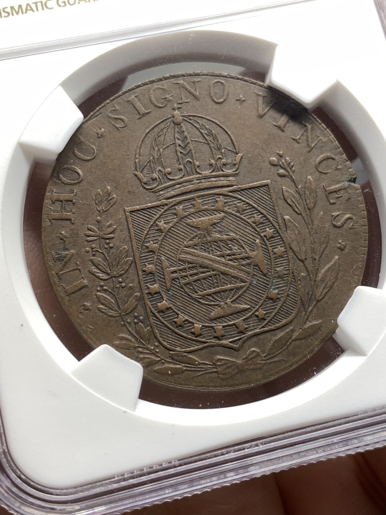 《竞宝斋》第475场 周日，周一 2场连拍 （全场包邮）欢迎送拍 NGC XF45BN 亚军分 巴西1828年80R地球大铜币，铜地球流通充分，好品实际非常少见，且多为弱打。此枚压铸清晰深峻，细节俱在，状态难得。更高仅有1枚53，45就是第二名