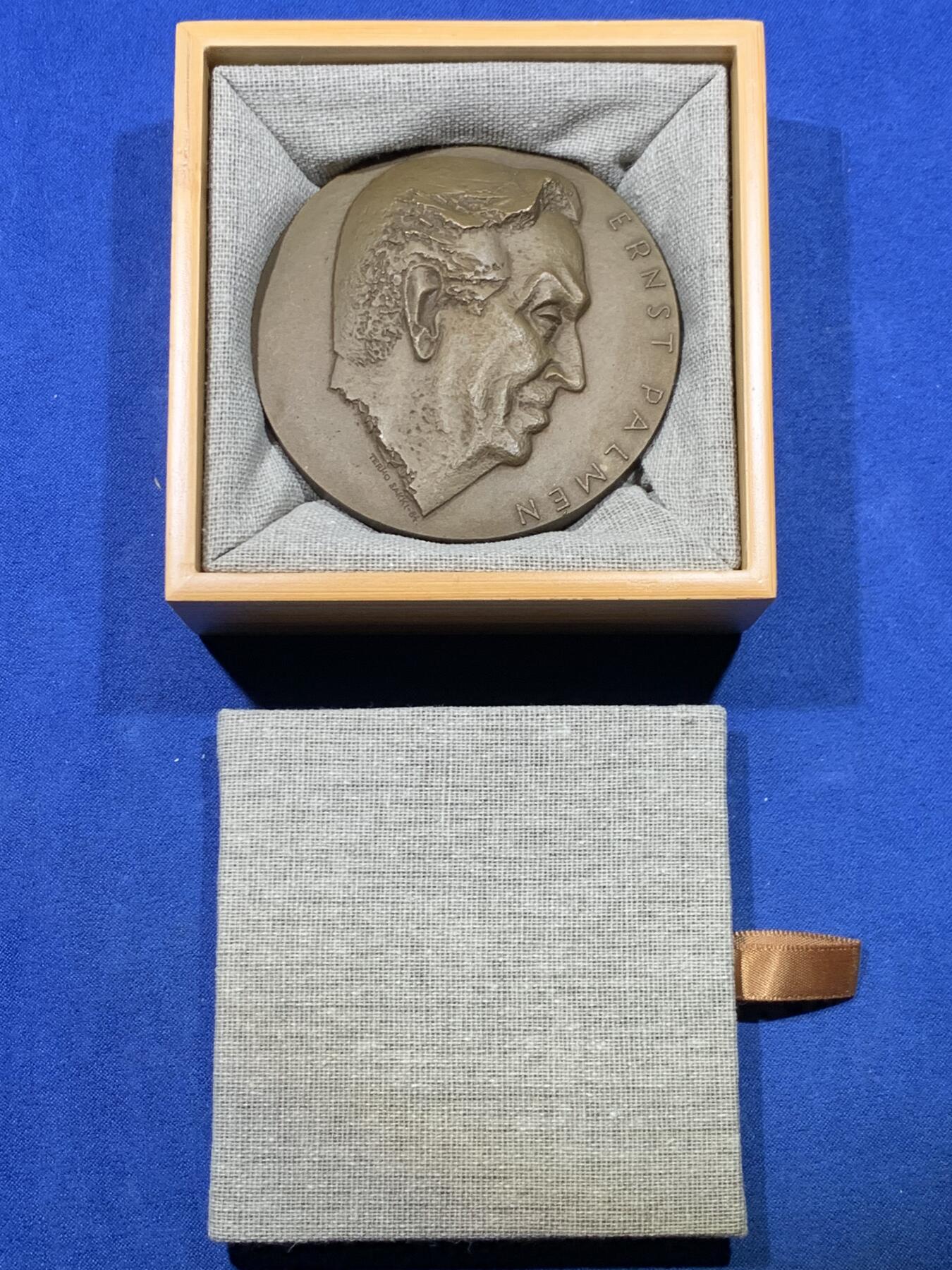 《竞宝斋》第475场 周日，周一 2场连拍 （全场包邮）欢迎送拍 芬兰大铜章 1984年 芬兰政治家恩斯特·帕尔梅 曾任芬兰农业部长 直径73.5mm 重量494.5g 附带竹制收纳盒 细节见图