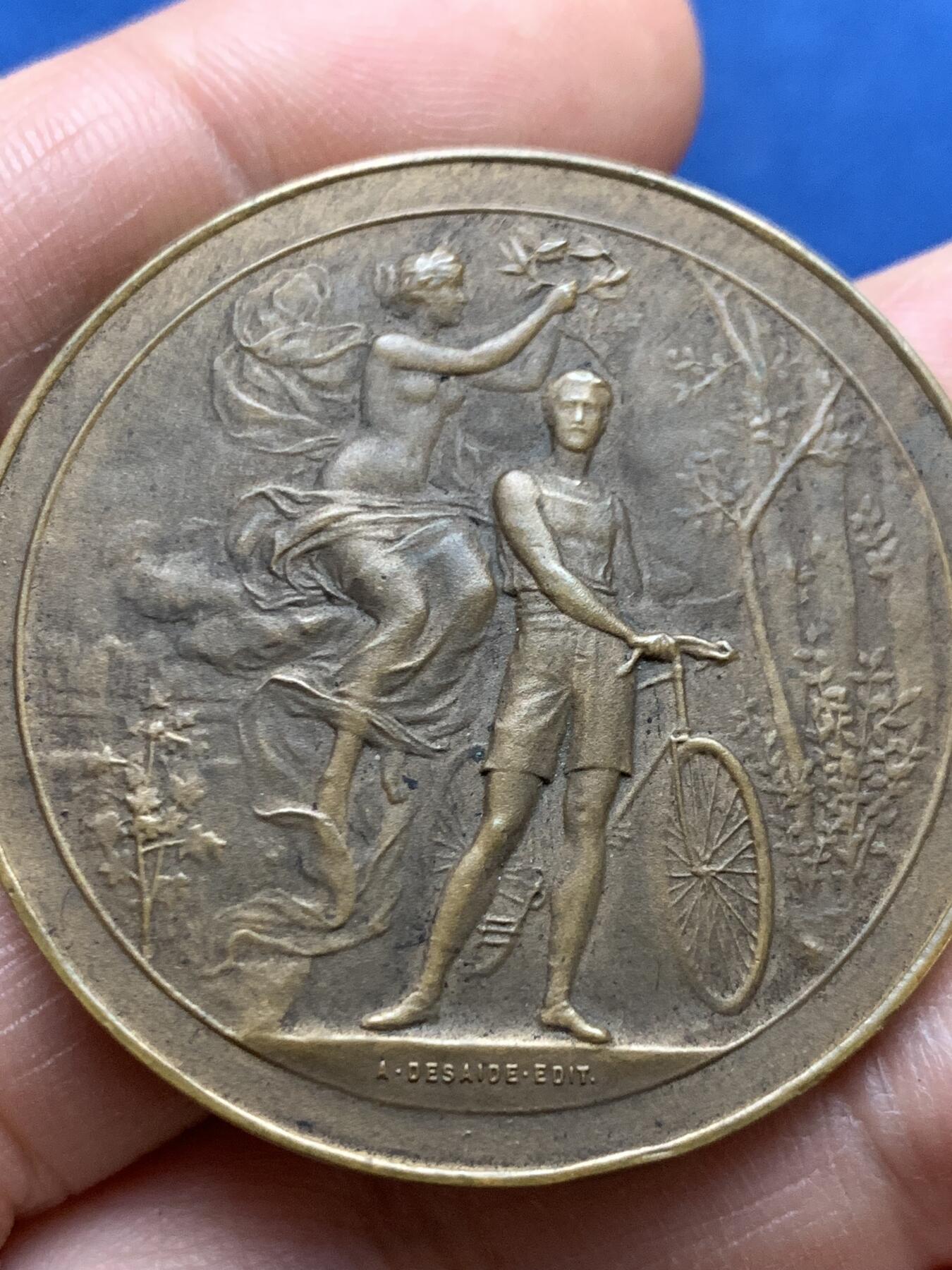 《竞宝斋》第475场 周日，周一 2场连拍 （全场包邮）欢迎送拍 法国圣阿德雷斯旅游促进协会纪念铜章 32.8克 41.3mm 三角铜标 带盒