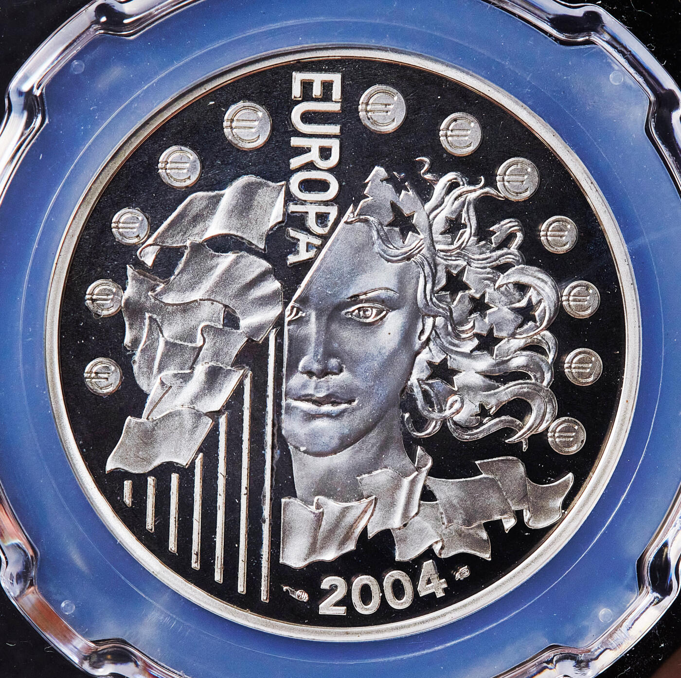 【俄甄集藏】2026年(050)04-01星期三 晚 19:30 全场包邮 法国2004年纪念欧盟东扩1.5欧元精制银币，信泰 PF70UC，重22.2克，900银，发行量40000枚