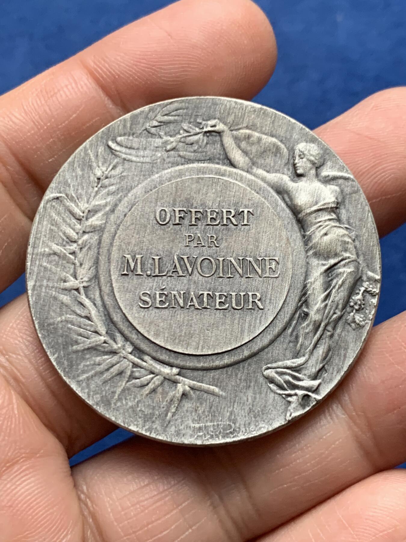 《竞宝斋》第475场 周日，周一 2场连拍 （全场包邮）欢迎送拍 法国雄鸡头盔玛丽安娜镀银铜章 39.3克 44.5mm 三角铜标 带盒（盒子盖不紧）