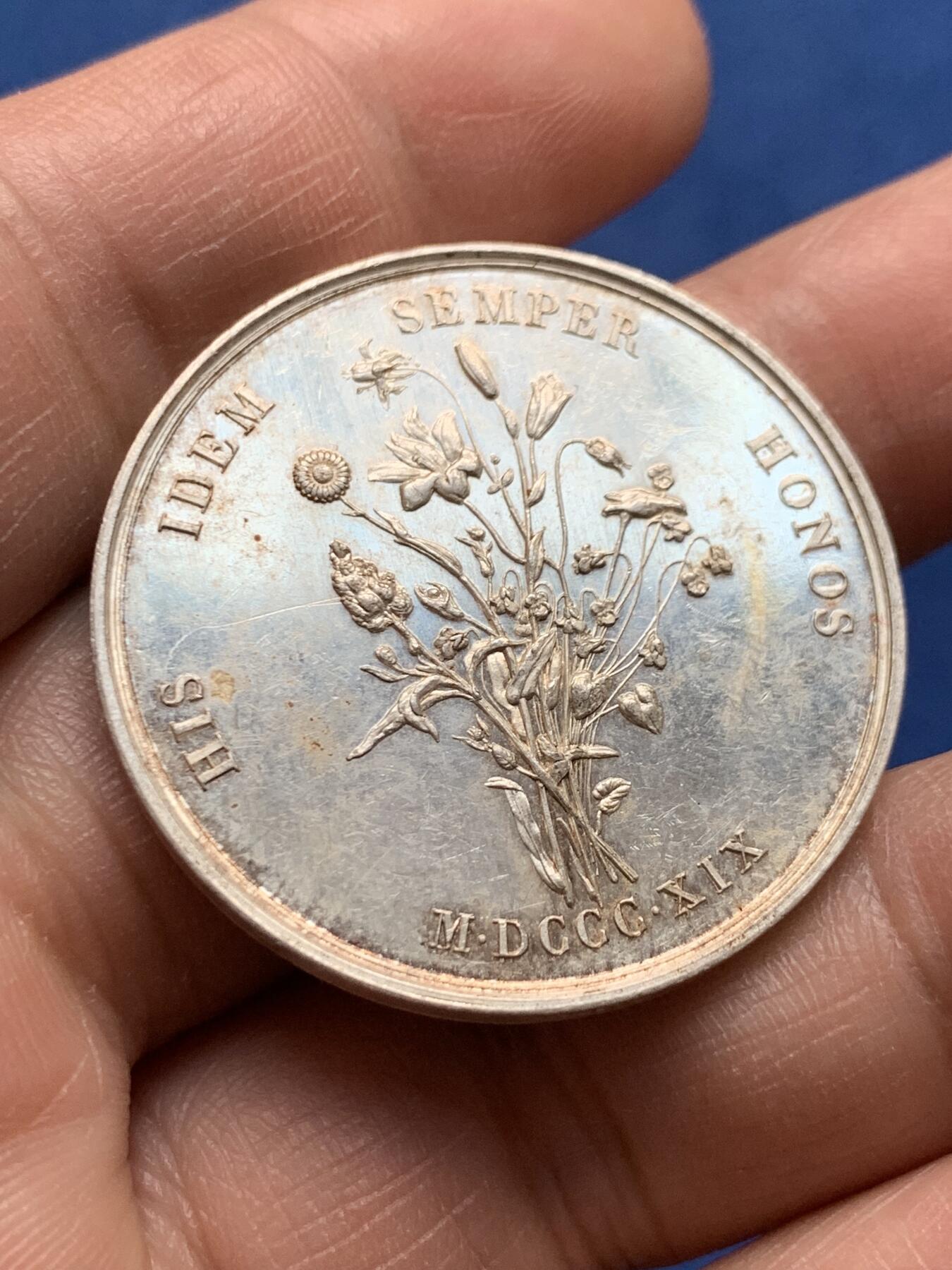 《竞宝斋》第475场 周日，周一 2场连拍 （全场包邮）欢迎送拍 法国1819年图卢兹花卉节银质代币，女诗人克莱蒙·伊索尔，17.82g，35.5mm，蜜蜂边铭