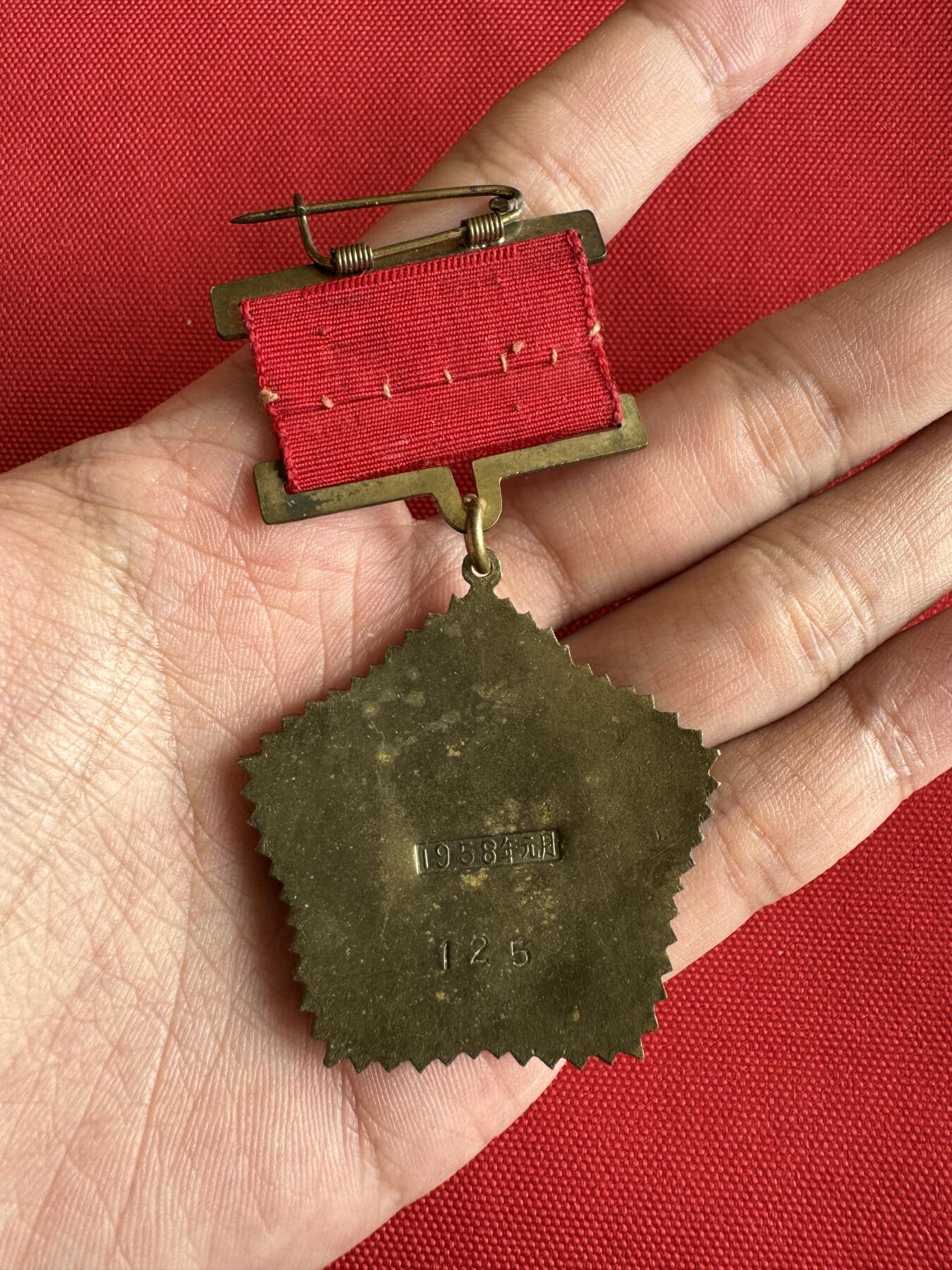 五哥徽章群   29号周日晚上八点4群联拍 铜章