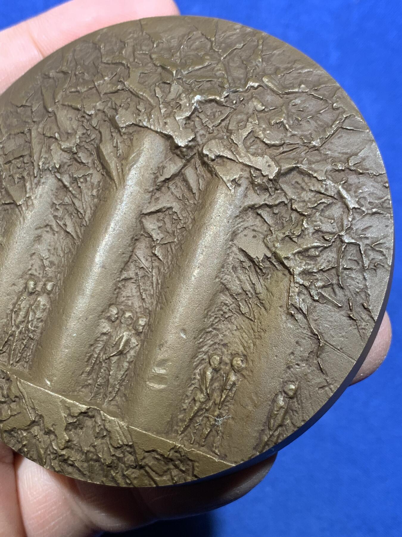 《竞宝斋》第475场 周日，周一 2场连拍 （全场包邮）欢迎送拍 芬兰大铜章 1984年 芬兰政治家恩斯特·帕尔梅 曾任芬兰农业部长 直径73.5mm 重量494.5g 附带竹制收纳盒 细节见图