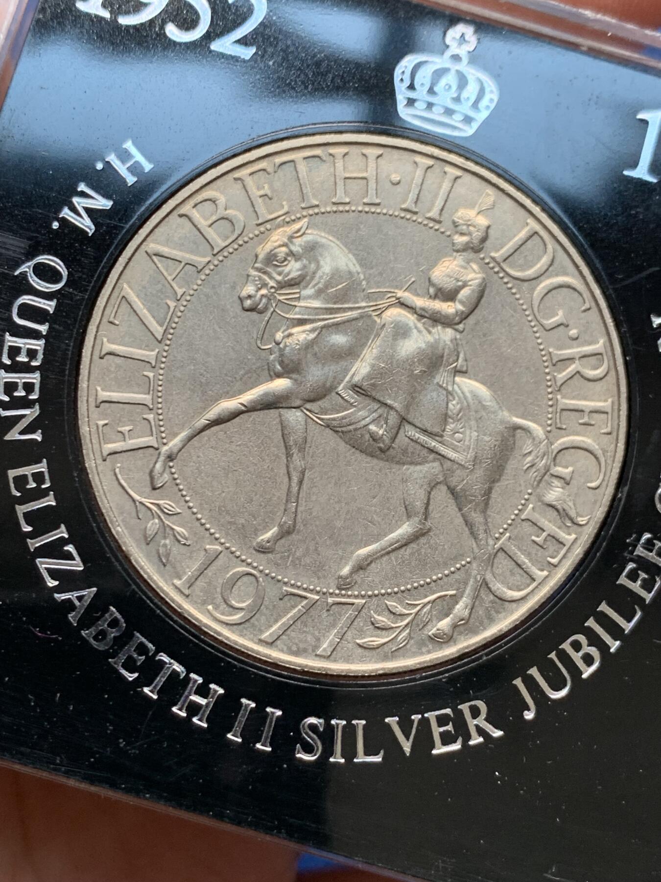 《竞宝斋》第475场 周日，周一 2场连拍 （全场包邮）欢迎送拍 盒装 英国1977年伊丽莎白二世登基25周年（银禧）25便士纪念币（克朗型）