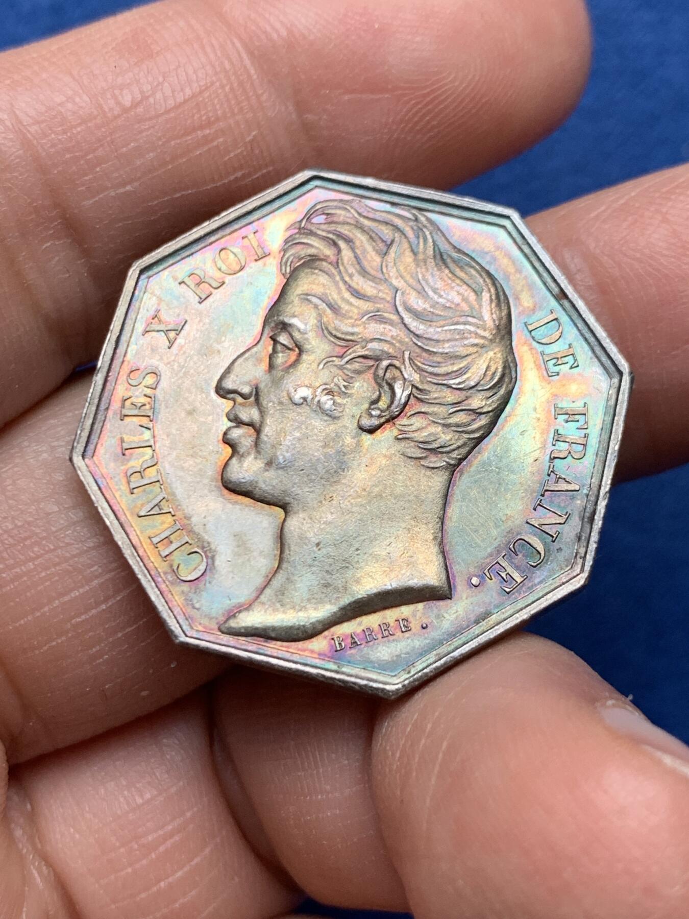 《竞宝斋》第475场 周日，周一 2场连拍 （全场包邮）欢迎送拍 法国1828年查理十世L‘UNION保险公司八角银质代币，五彩包浆。署名著名雕刻师”Barre“，法国皇家造币厂风格，体现王权与商业机构的结合。直径：30mm，重：12.33g。