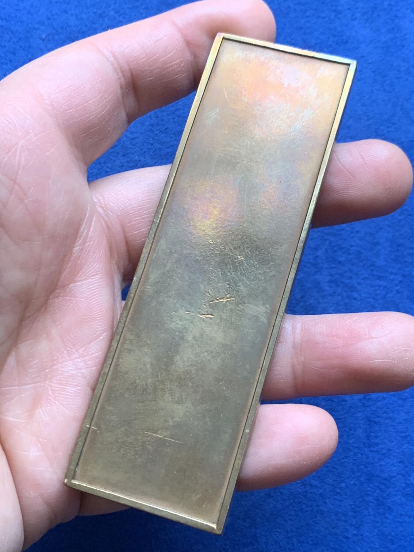 《竞宝斋》第475场 周日，周一 2场连拍 （全场包邮）欢迎送拍 法国《浴女》高浮雕异形铜章，TURIN大师名作，美人沐浴，身段婀娜美好。20世纪初新艺术运动的代表性作品，原铸丰饶角铜标。闲鱼上裸章价要2500元以上，且多为70年代后铸。139.5克，100.6*31.3mm，丰饶角铜标。