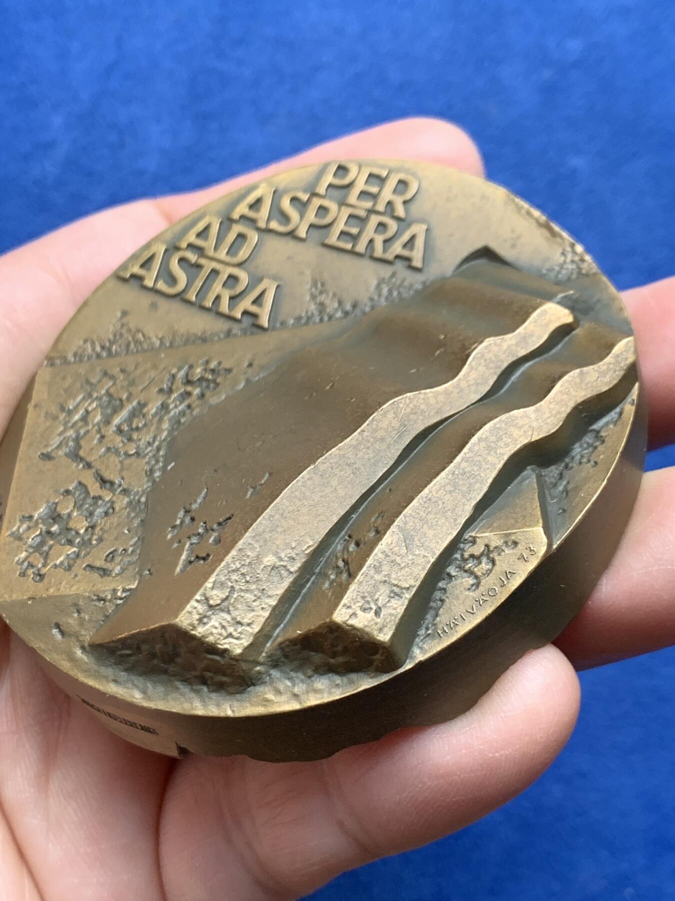 《竞宝斋》第475场 周日，周一 2场连拍 （全场包邮）欢迎送拍 芬兰大铜章 1973年 正面为拉丁语“穿越荆棘抵达星辰” 背面战争伤残者支持与研究基金会 直径69.7mm 重量317.75g