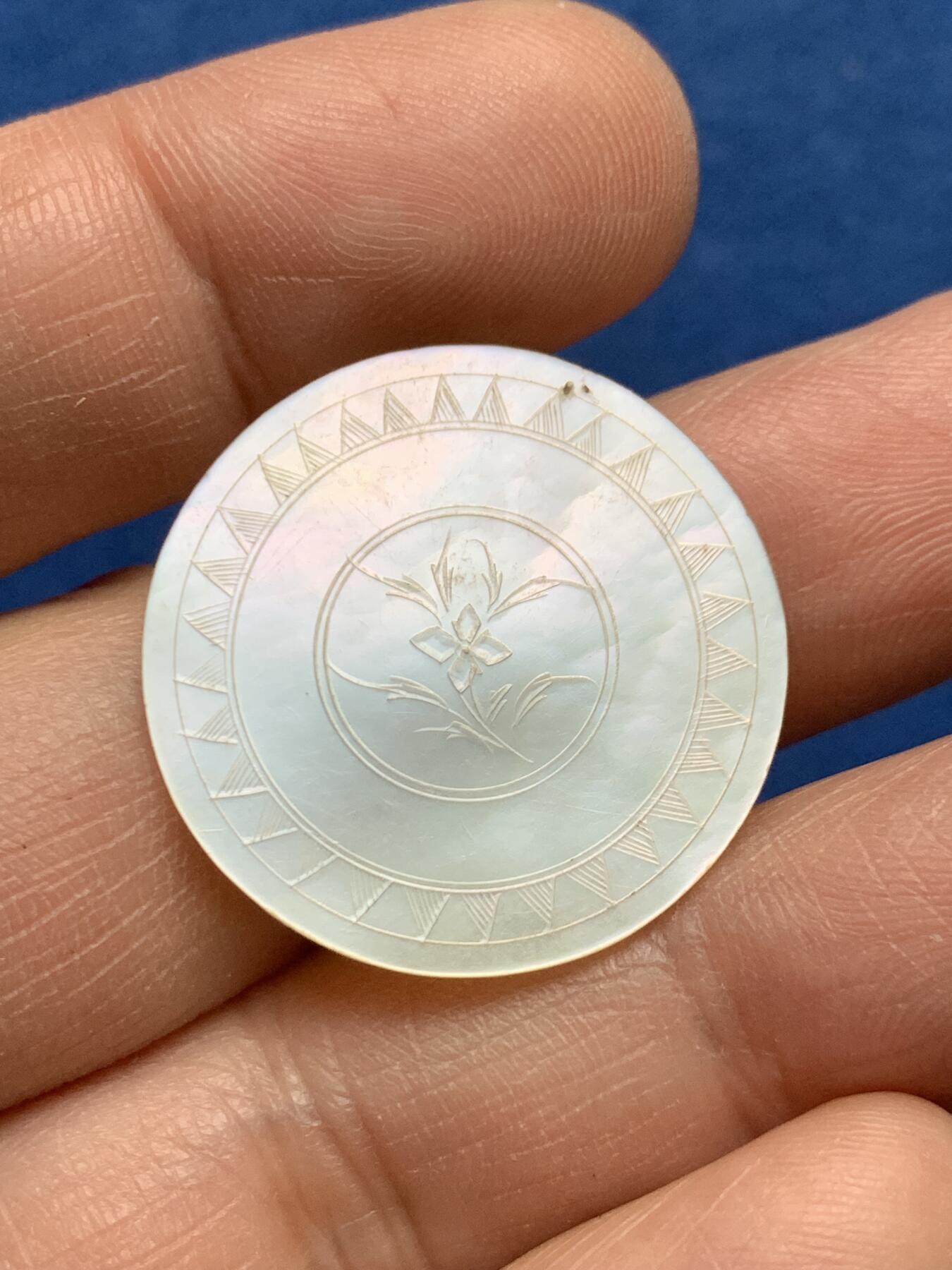 《竞宝斋》第475场 周日，周一 2场连拍 （全场包邮）欢迎送拍 英国一线回流清螺钿贝母筹码2枚1对，椭圆形，珠光水润，精雕，花卉满工。