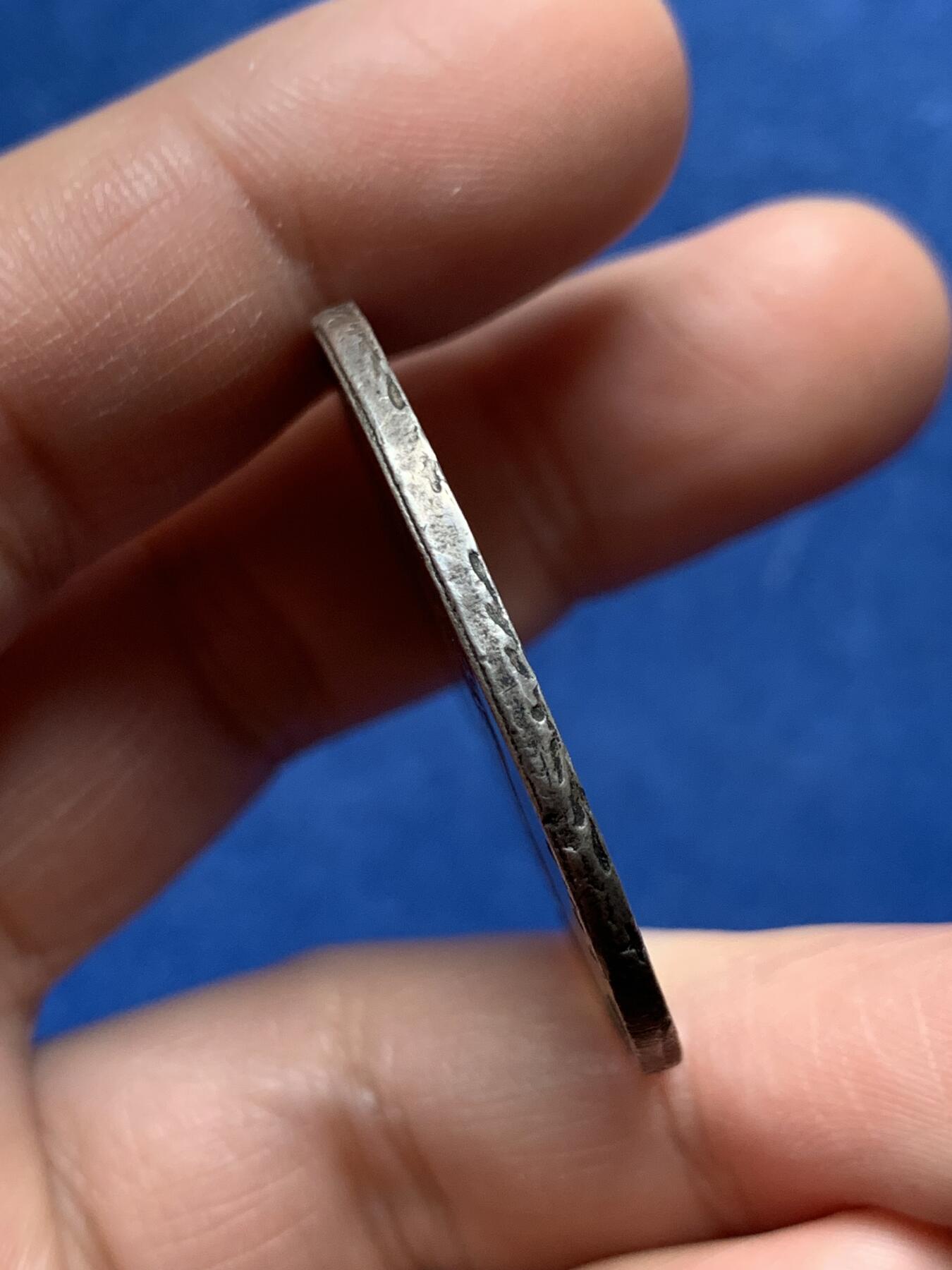 《竞宝斋》第475场 周日，周一 2场连拍 （全场包邮）欢迎送拍 1842年秘鲁联邦8里亚尔银币，正面：头戴自由帽的自由女神持矛、盾立像，背面：国徽。这个版本的自由女神像比183x年的那种要少见，图案雕刻立体感，艺术性更强。NGC评级因改变表面未进盒