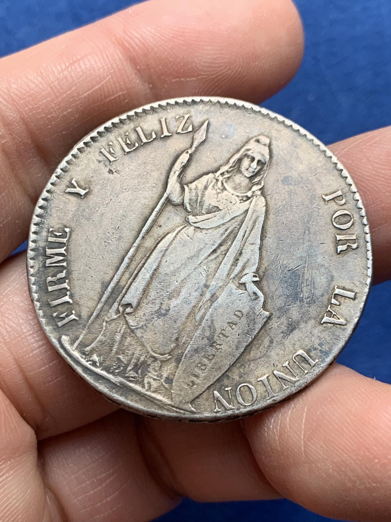 《竞宝斋》第475场 周日，周一 2场连拍 （全场包邮）欢迎送拍 1842年秘鲁联邦8里亚尔银币，正面：头戴自由帽的自由女神持矛、盾立像，背面：国徽。这个版本的自由女神像比183x年的那种要少见，图案雕刻立体感，艺术性更强。NGC评级因改变表面未进盒