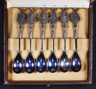 【俄甄集藏】2026年(050)04-01星期三 晚 19:30 全场包邮 - 荷兰1983年菲利普公司订制传统风车题材纪念银勺6支一套，原盒，著名银器公司休伯特·霍伊卡斯制作，包浆醇厚，保存完好，长：123mm，宽：23mm，总重量：100克，835银