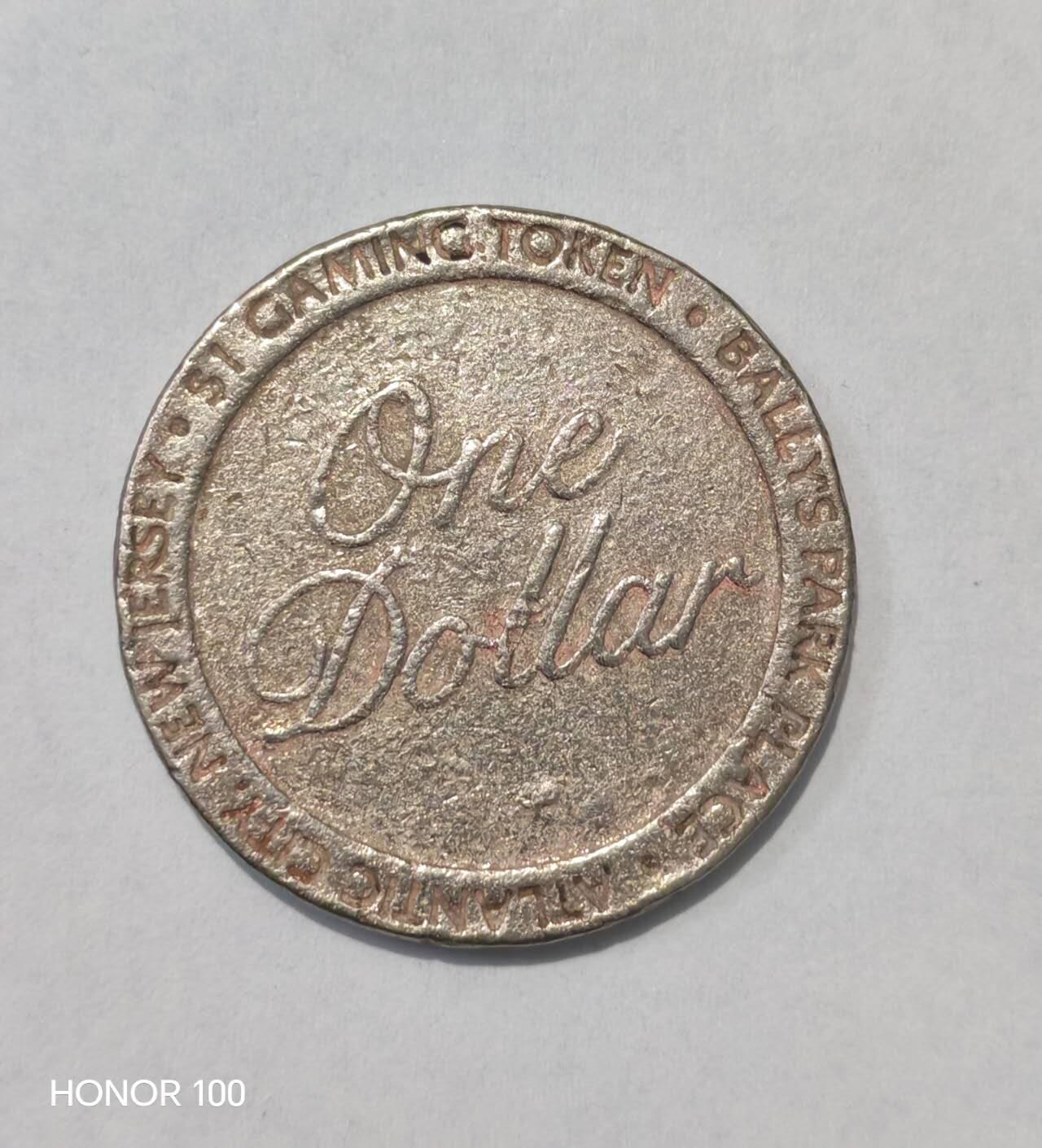 纪念章/纪念币 大西洋城Bally's Park Place 1美元游戏代用币介绍   这是一枚来自美国新泽西州大西洋城Bally's Park Place Casino Hotel & Tower（巴利公园广场赌场酒店）的1美元游戏代用币（Gaming Token），是大西洋城老牌赌场的经典收藏品类。- 该赌场地址“Park Place”正是经典桌游《大富翁（Monopoly）》中的知名地点，