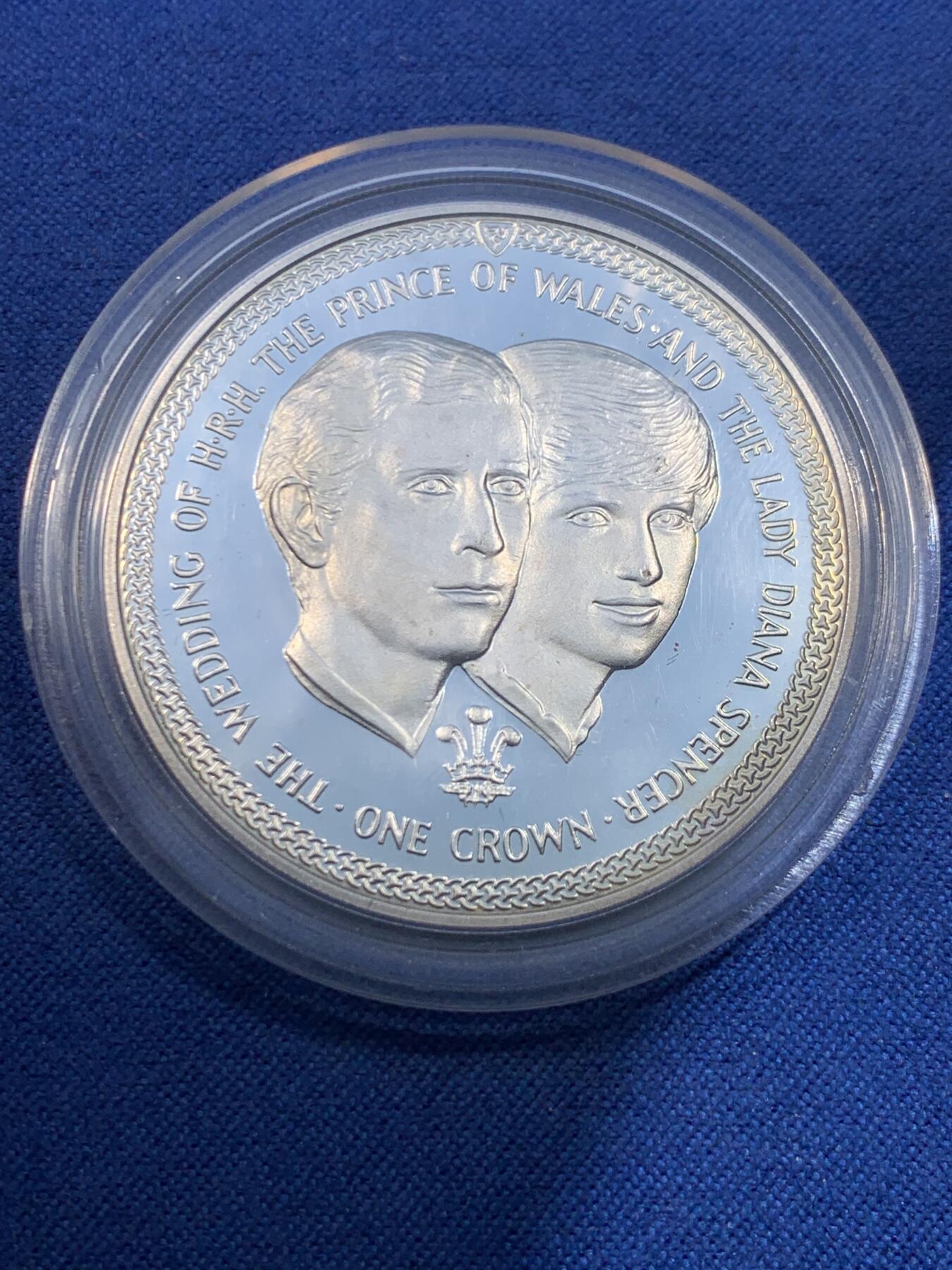 《竞宝斋》第475场 周日，周一 2场连拍 （全场包邮）欢迎送拍 英国马恩岛1981年戴安娜王妃和查尔斯王子大婚1克朗纪念银币，28.7克，精制925银，发行量仅15000枚，带原盒和纸证