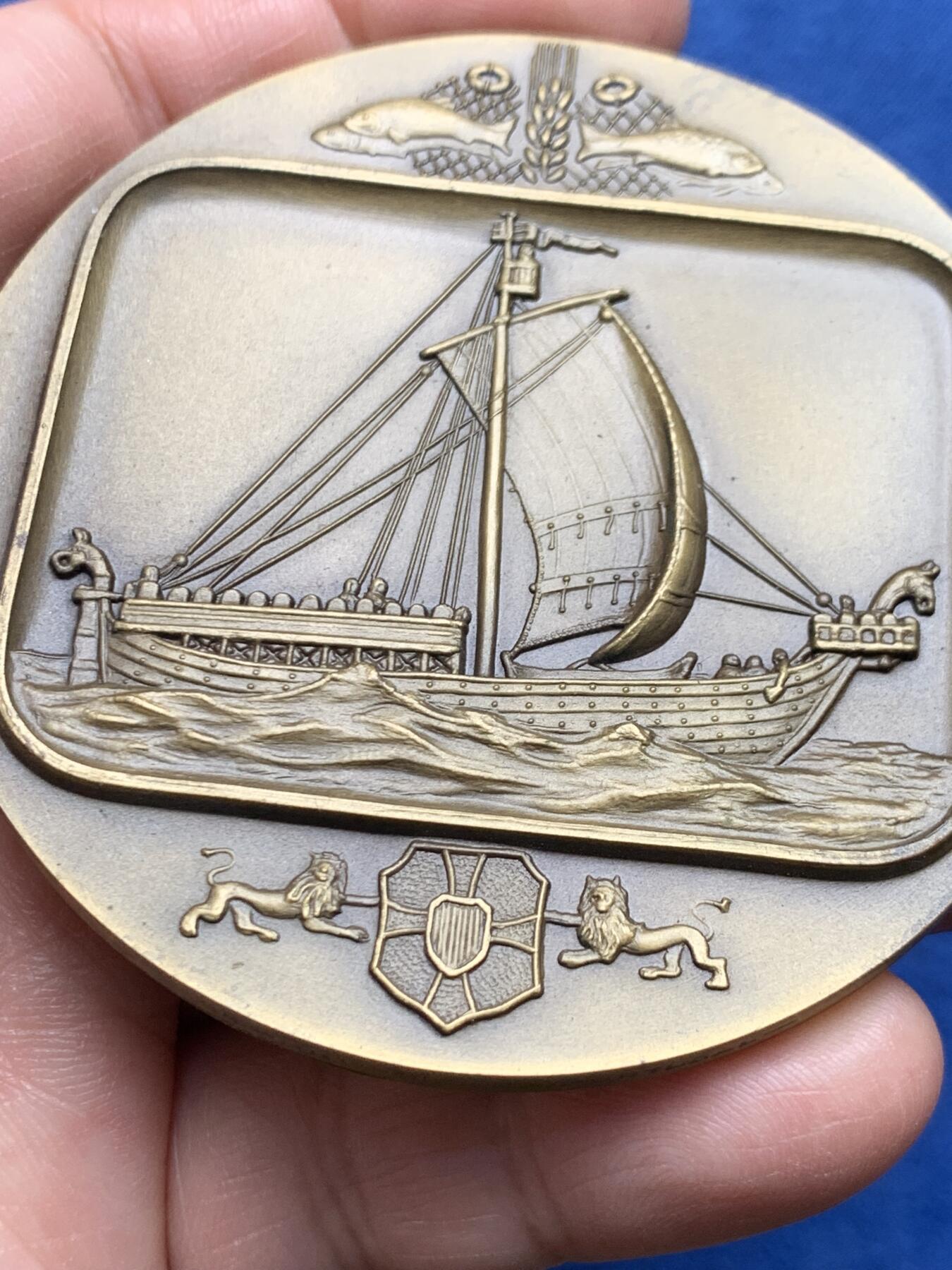 《竞宝斋》第475场 周日，周一 2场连拍 （全场包邮）欢迎送拍 葡萄牙铜章 未知年份 航海主题船的历史第13枚 丹麦古代帆船 背面底边有磨损痕迹 直径69.7mm 重量149g