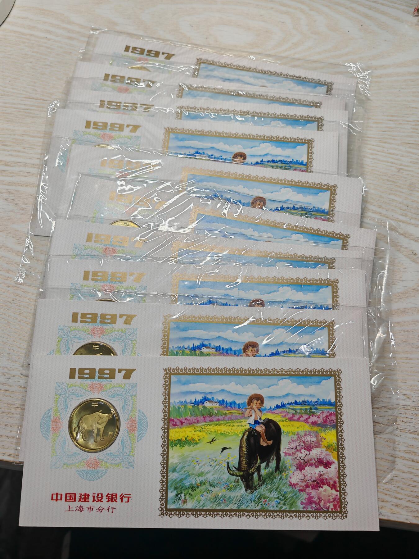 1997年中国建设银行上海市分行牛年纪念章10张，原装原封原光，带原包装，品相几乎全新，保存完好。适合收藏，值得入手。