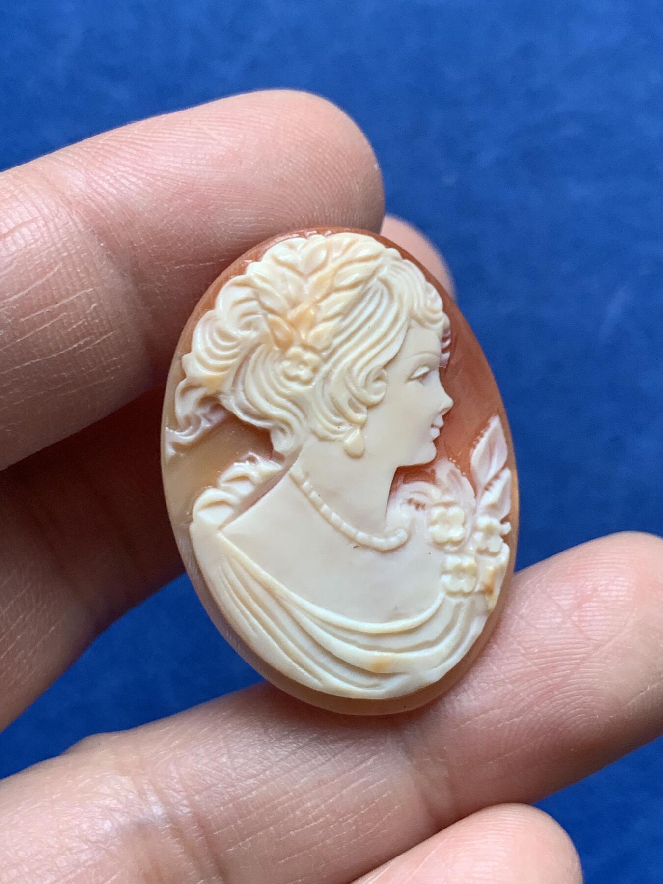 《竞宝斋》第475场 周日，周一 2场连拍 （全场包邮）欢迎送拍 意大利人物肖像卡梅奥贝雕两枚，一个产自波纳佩岛的，34.6*26mm，一个产自那不勒斯，缺一角，40.6*30mm，总重9.25克。