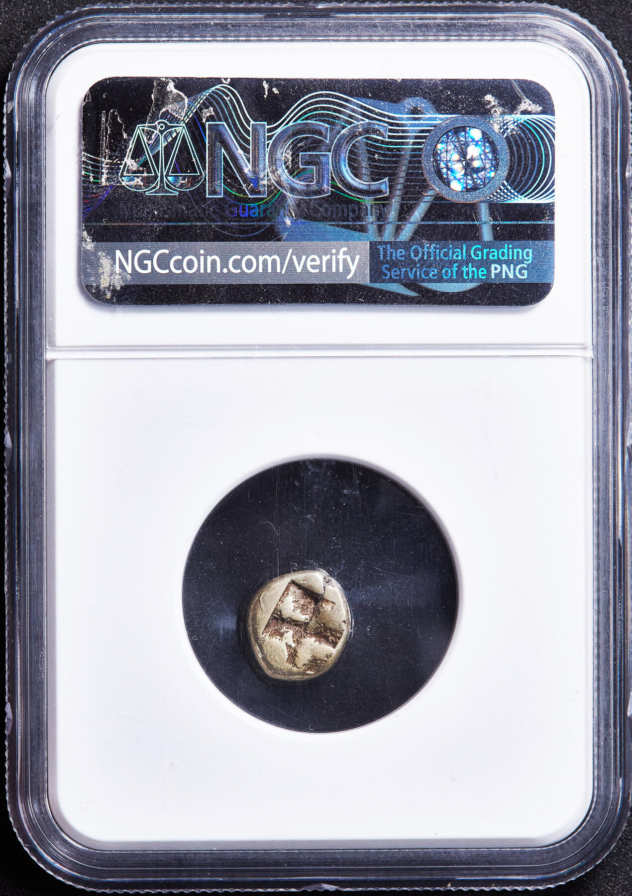 【俄甄集藏】2026年(050)04-01星期三 晚 19:30 全场包邮 古希腊爱奥尼亚地区福基亚城公元前387-前326年伊娥头像琥珀金币，NGC ChF(Str 5/5, Sur 5/5)，双5满分币，正面伊娥头像，背面是四格戳记，直径：11mm，重：2.52克，琥珀金极少有双五满分的，盒体有裂，见详图