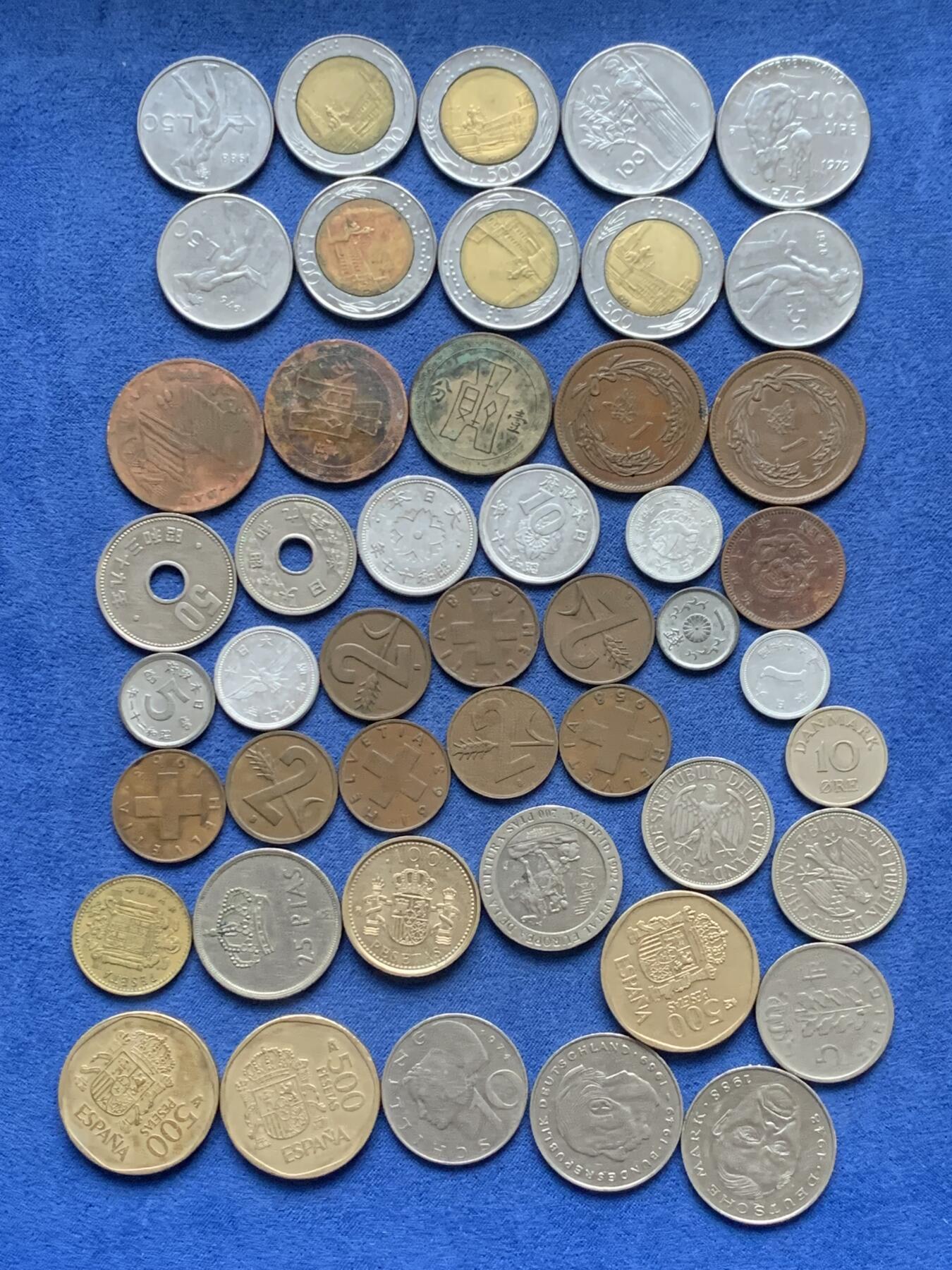 《竞宝斋》第475场 周日，周一 2场连拍 （全场包邮）欢迎送拍 钱币一组，含少见年份日本铜元，巧克力包浆 + 意大利里拉十枚 欧元之前的意大利法定货币，体现意大利设计美学，现已绝版 + 西班牙比塞塔一组七枚 西班牙君主制的完整体现，含三枚大尺寸500比塞塔（2018年前，单枚汇率30）+ 德国比利时货币一组七枚，含两枚特殊德国人像马克 + 瑞士古早2生丁一组八枚，巧克力包浆 + 日本早期硬币一组九枚