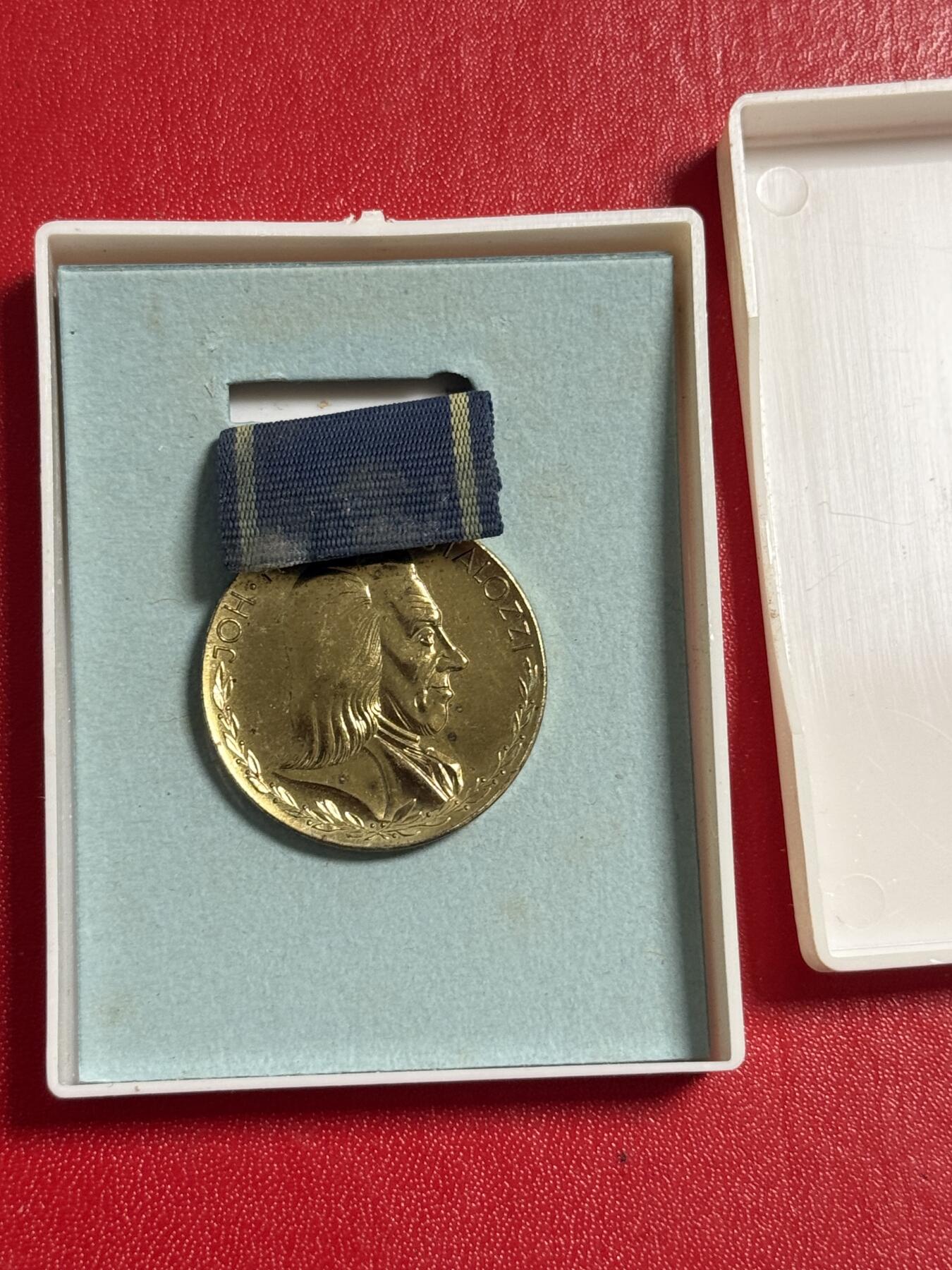 韵星假日军品类拍卖第50期 民主德国铜级斐斯泰洛齐奖章带原盒