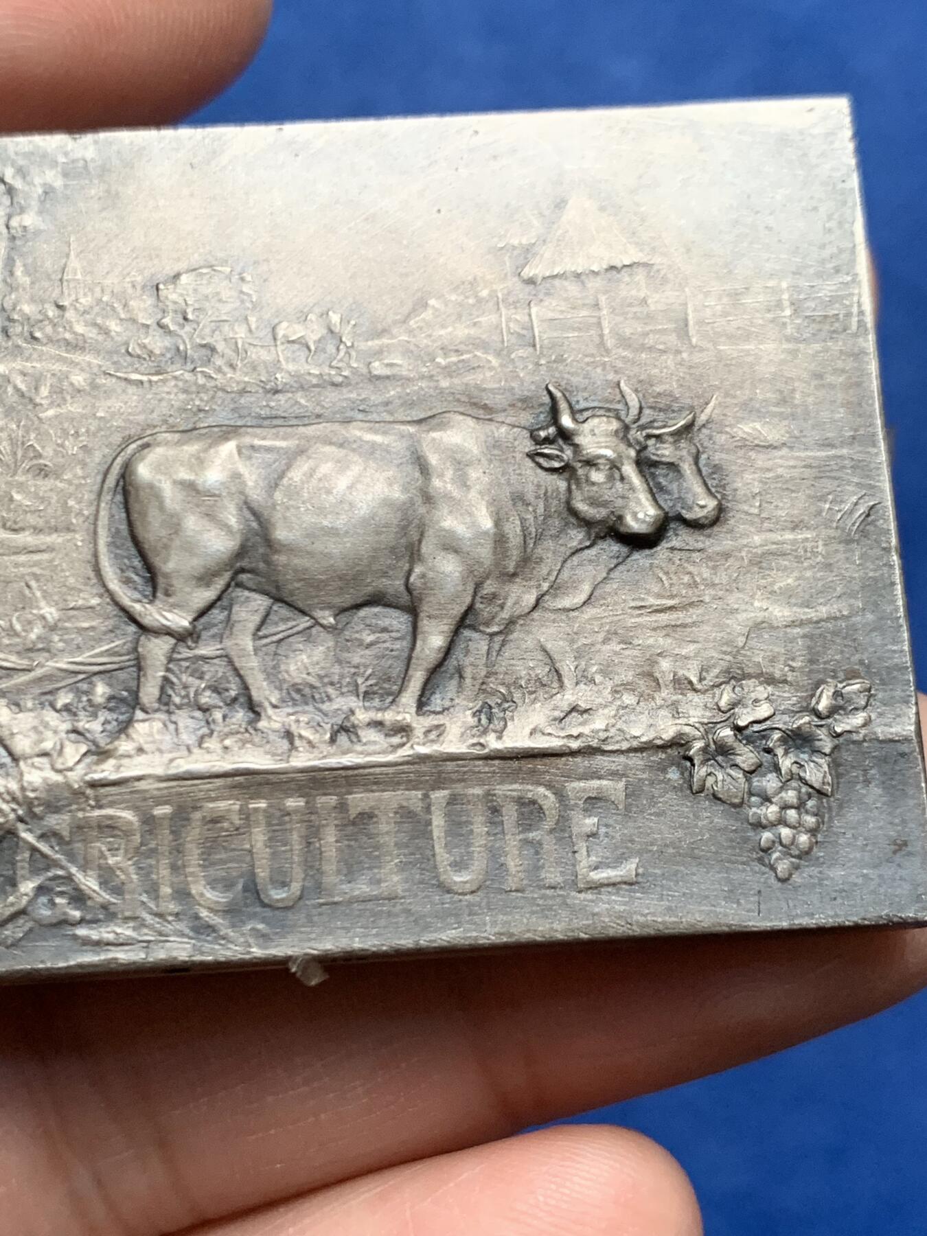 《竞宝斋》第475场 周日，周一 2场连拍 （全场包邮）欢迎送拍 法国农业部颁发方型镀银铜章 71.5克 57*39.5mm 正方形铜标