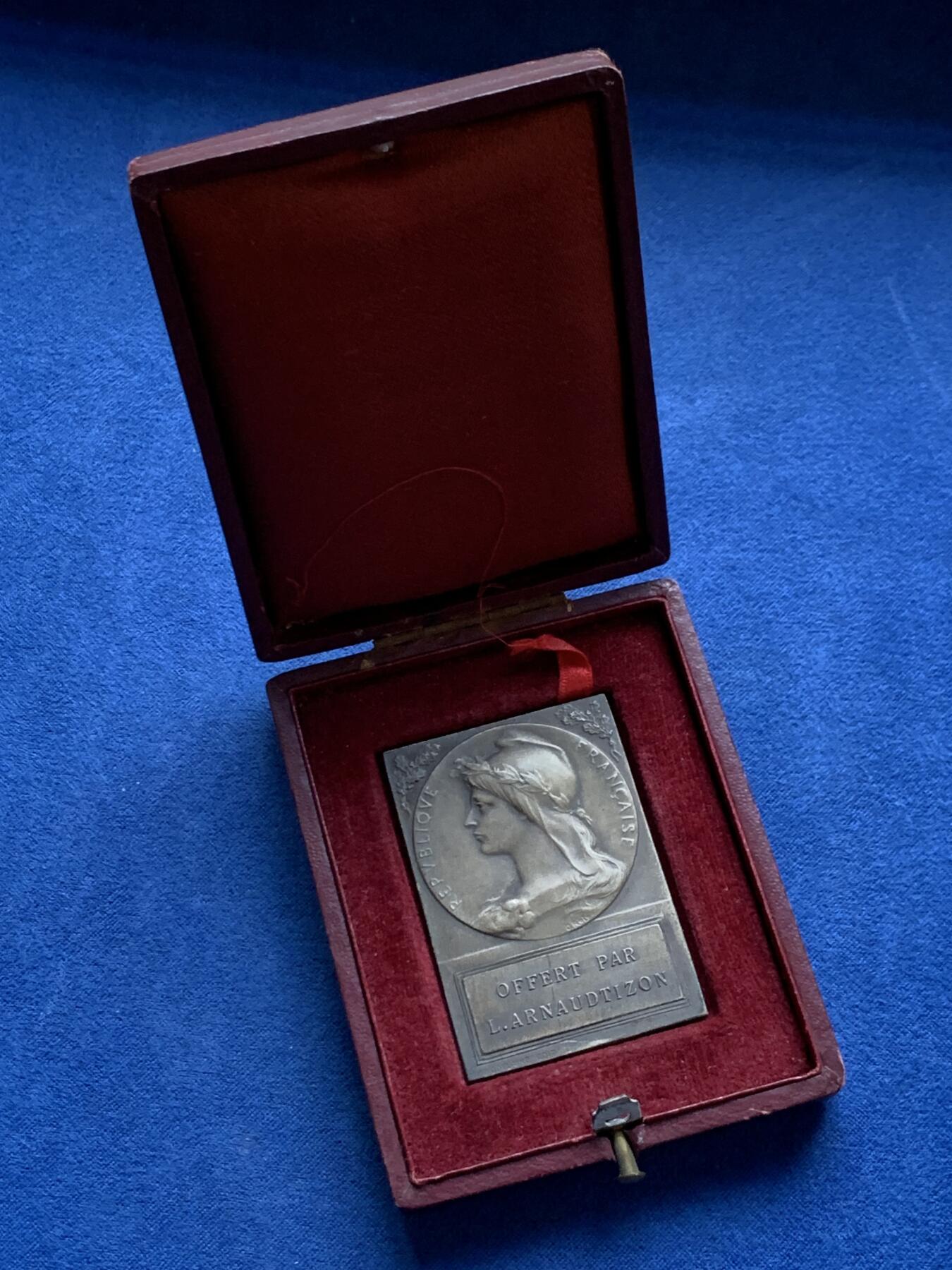 《竞宝斋》第475场 周日，周一 2场连拍 （全场包邮）欢迎送拍 玛丽安娜女神方型镀银铜章 41.2克 35*50.3mm 三角铜标 带盒 细节见图