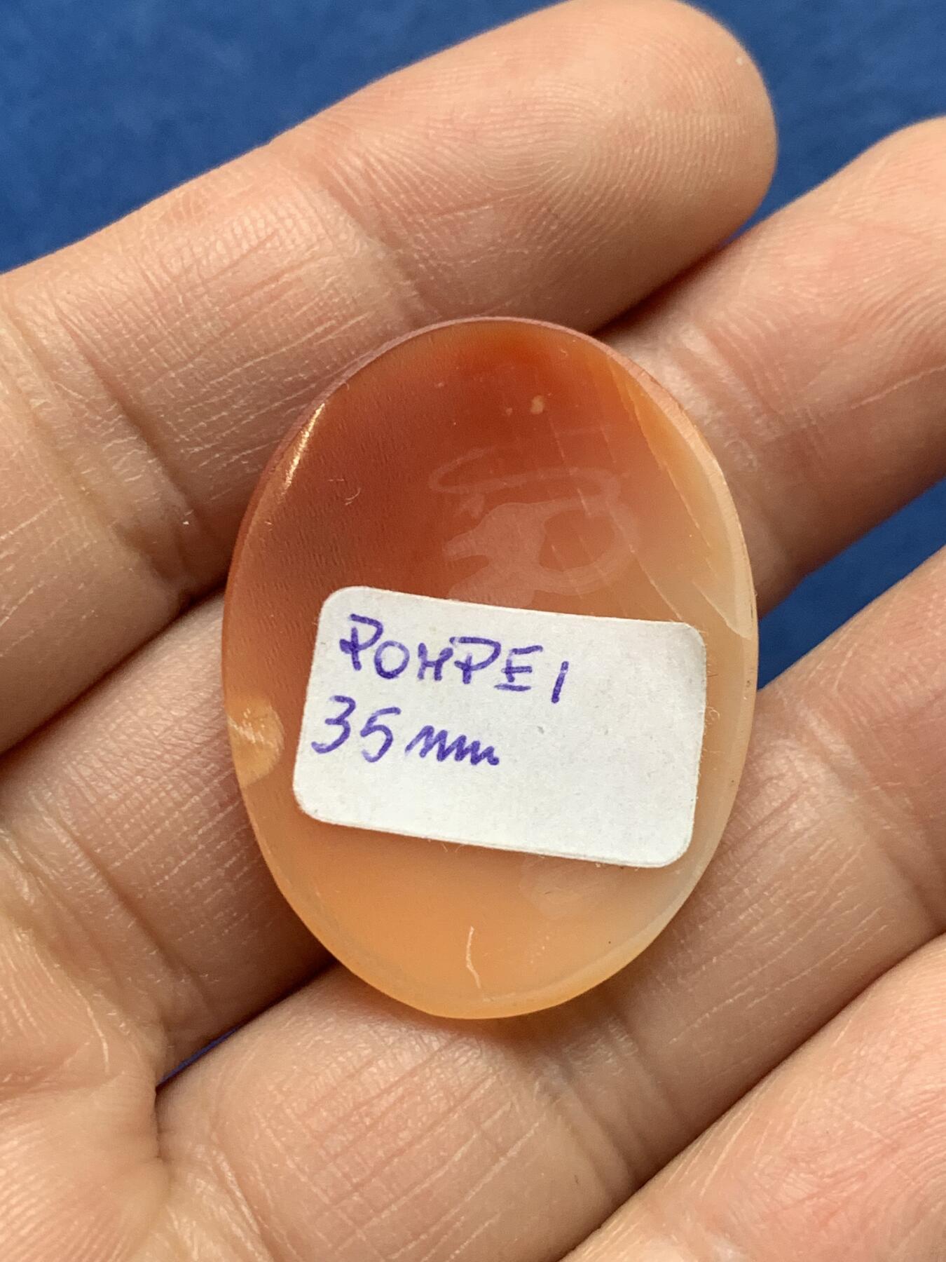 《竞宝斋》第475场 周日，周一 2场连拍 （全场包邮）欢迎送拍 意大利人物肖像卡梅奥贝雕两枚，一个产自波纳佩岛的，34.6*26mm，一个产自那不勒斯，缺一角，40.6*30mm，总重9.25克。