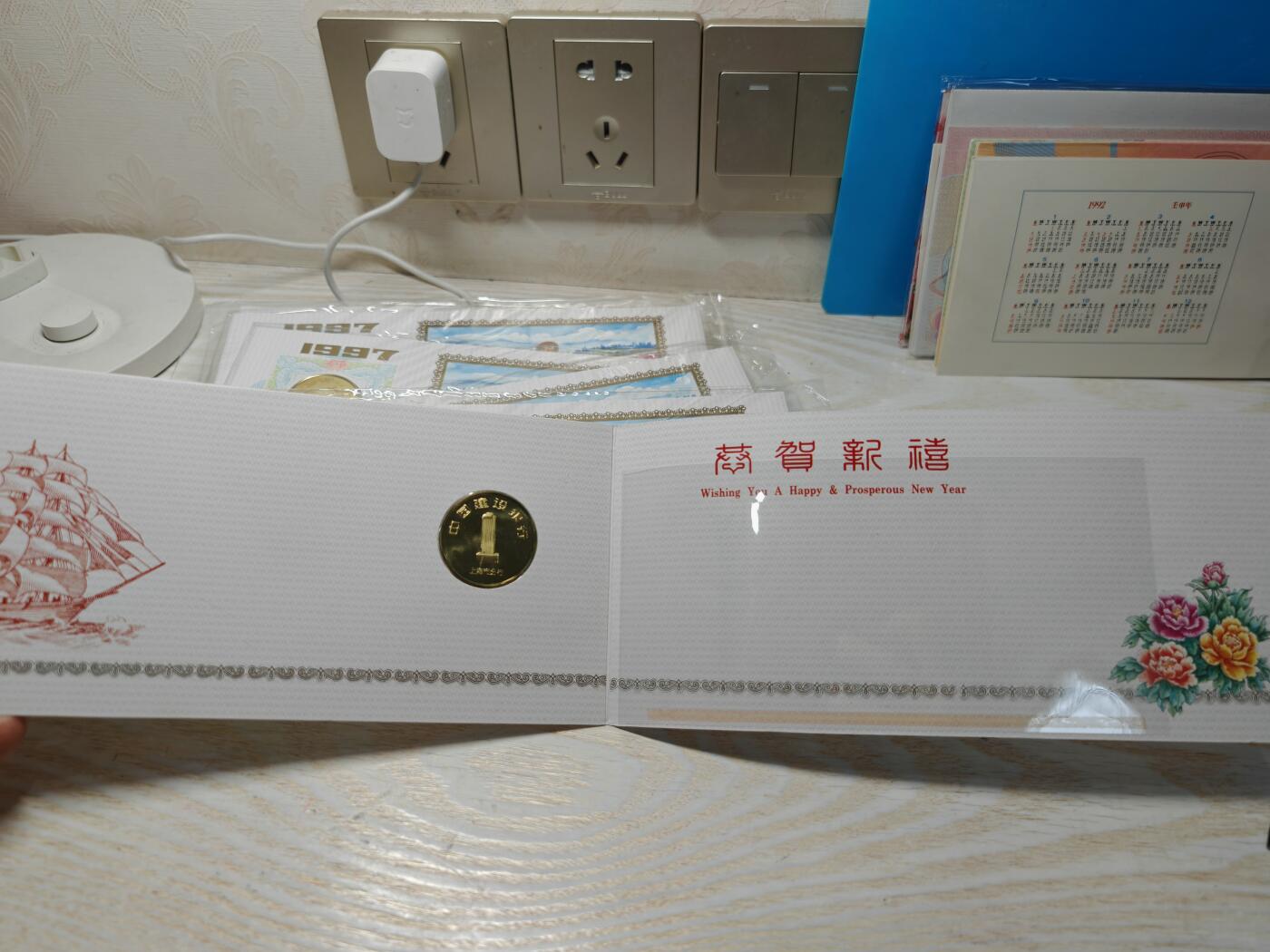 1997年中国建设银行上海市分行牛年纪念章10张，原装原封原光，带原包装，品相几乎全新，保存完好。适合收藏，值得入手。