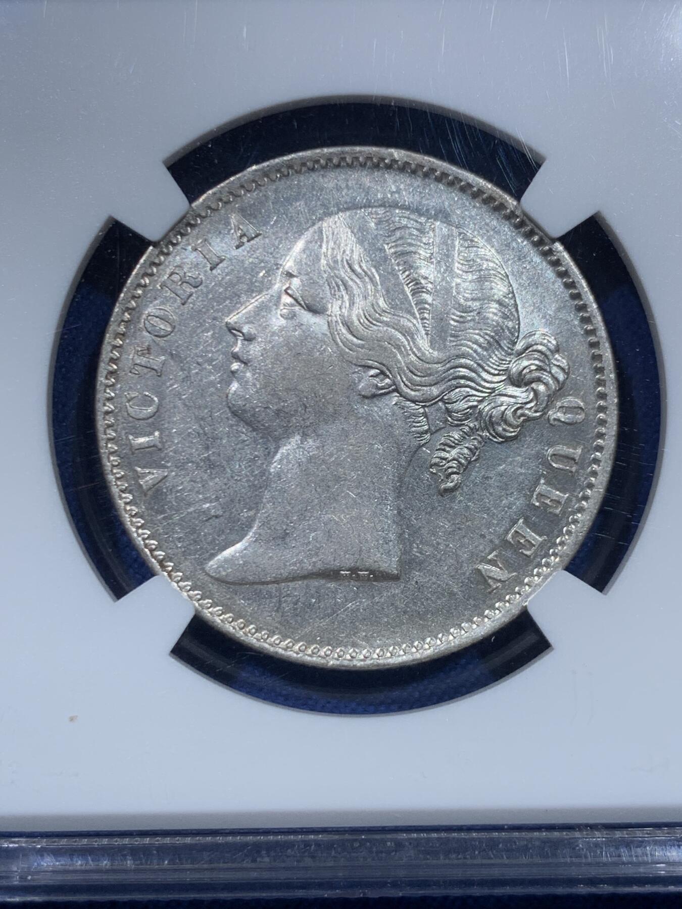 《竞宝斋》第475场 周日，周一 2场连拍 （全场包邮）欢迎送拍 NGC AU58 英属印度1840年维多利亚女王双辫1卢比银币