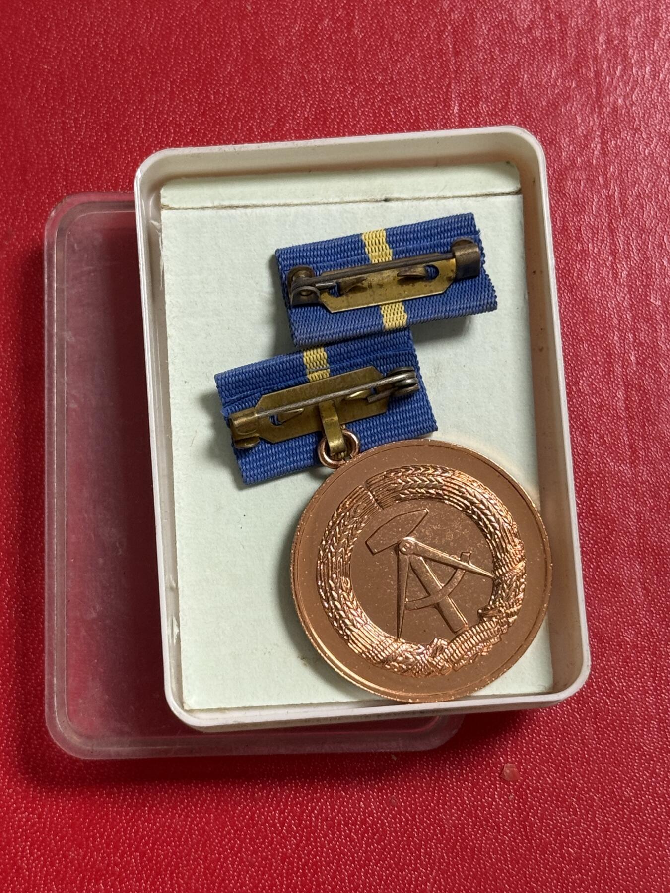 韵星假日军品类拍卖第50期 民主德国铜级邮政部忠诚服务奖章带原盒略