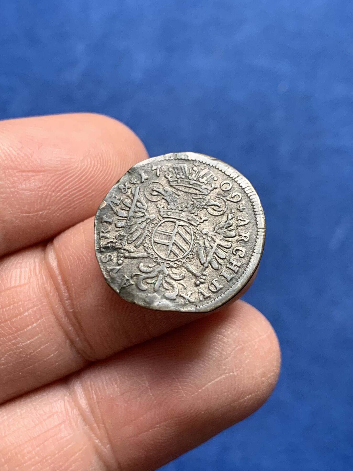 《竞宝斋》第475场 周日，周一 2场连拍 （全场包邮）欢迎送拍 1709年神圣罗马帝国3克鲁泽银币，约瑟夫一世（1705-1711年）时期打制，正面：哈布斯堡王朝约瑟夫一世，译文：约瑟夫，蒙神恩典，罗马人的皇帝，永恒的至尊，德意志、匈牙利和波希米亚国王。背面：戴冠的帝国双头鹰，胸前为奥地利和勃艮第盾徽。鹰冠分隔上方的年份。重约：1.45克；少见品种！