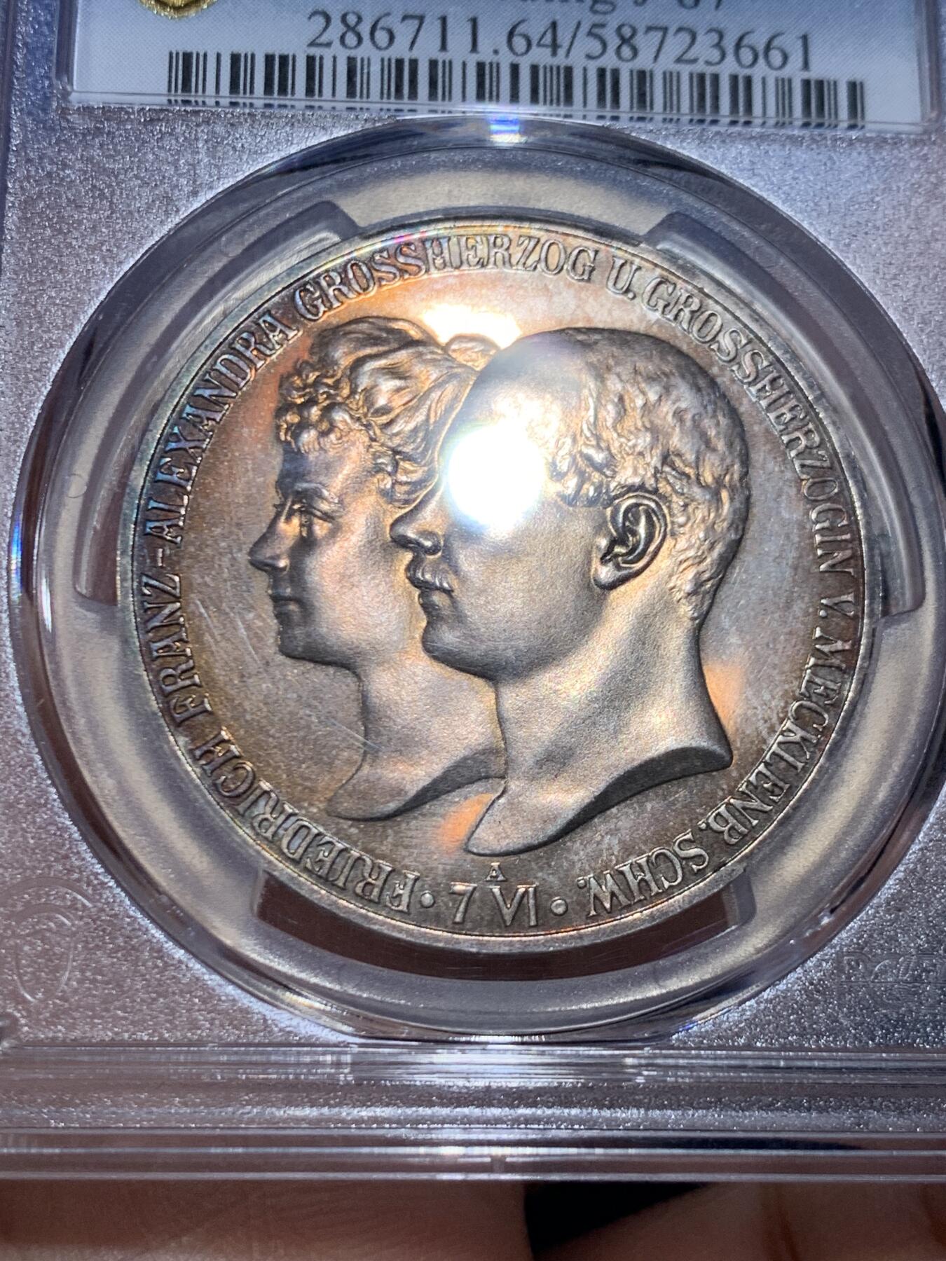 《竞宝斋》第475场 周日，周一 2场连拍 （全场包邮）欢迎送拍 PCGS PR64 德国1904年 梅克伦堡 什未林皇家大婚精制版纪念5马克，用以纪念弗里德里希·弗朗茨四世与汉诺威及坎伯兰的亚历山德拉公主的婚礼，发行量仅2500枚。币面呈现出耀眼的香槟色包浆，如水彩般铺展于表面，强烈的闪光照亮了镜面底板。无论在视觉效果上还是在技术品质上都堪称无可比拟，是极其令人向往的收藏佳品。