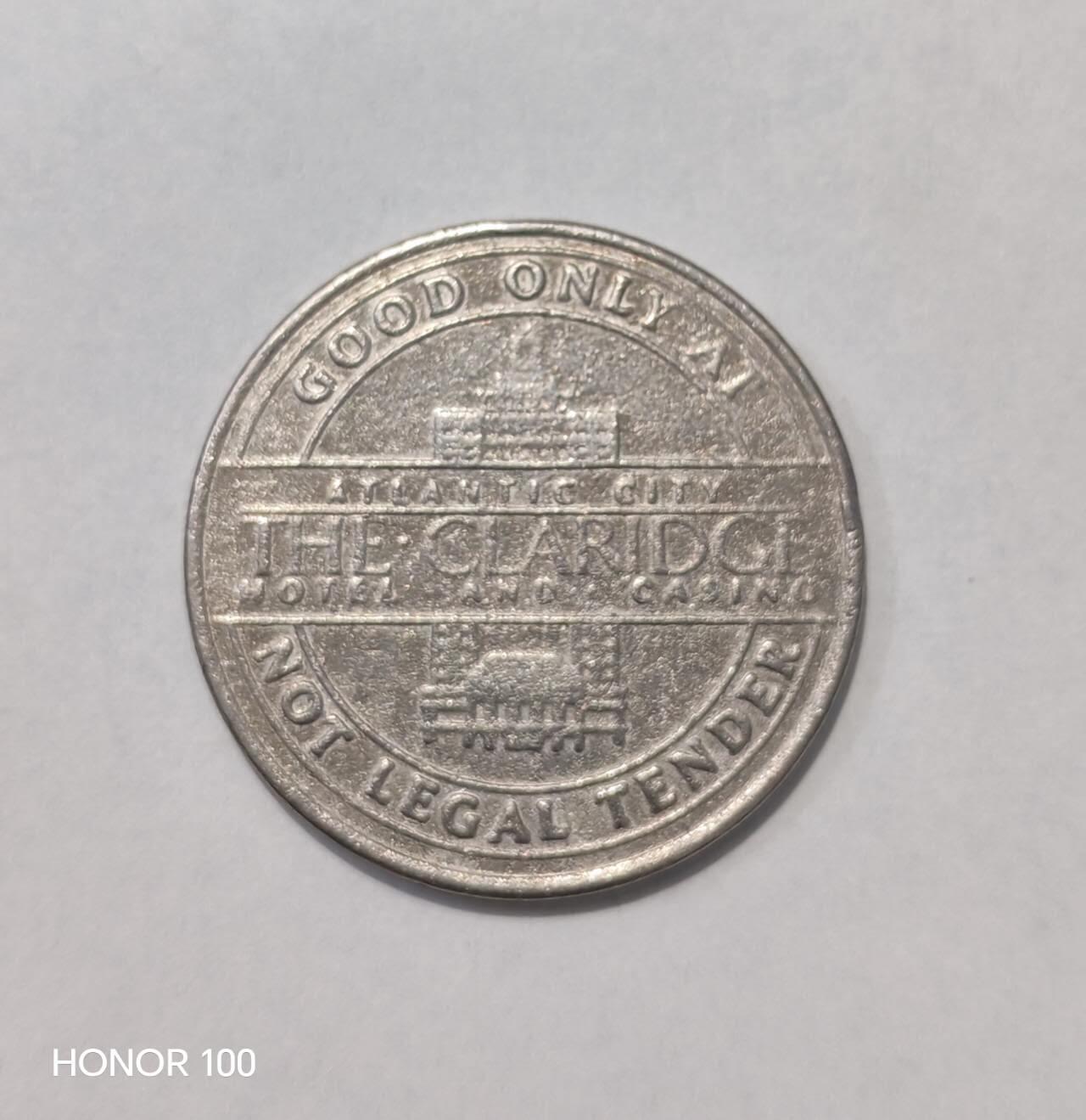 纪念章/纪念币 大西洋城The Claridge酒店赌场1美元代用币介绍   这是一枚来自美国新泽西州大西洋城The Claridge Hotel and Casino（克拉里奇酒店赌场）的1美元游戏代用币（Gaming Token），属于大西洋城赌场的经典收藏品类。- 材质为铜镍合金，直径约37mm，是大西洋城赌场代币的标准规格