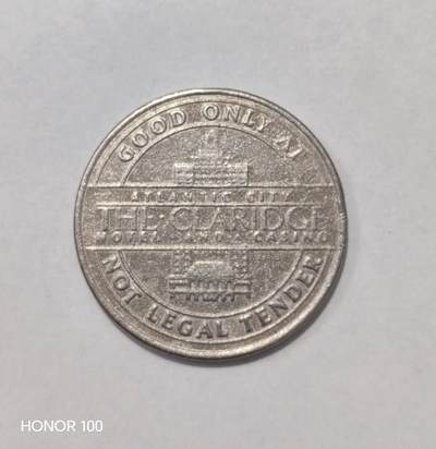 纪念章/纪念币 - 大西洋城The Claridge酒店赌场1美元代用币介绍   这是一枚来自美国新泽西州大西洋城The Claridge Hotel and Casino（克拉里奇酒店赌场）的1美元游戏代用币（Gaming Token），属于大西洋城赌场的经典收藏品类。- 材质为铜镍合金，直径约37mm，是大西洋城赌场代币的标准规格