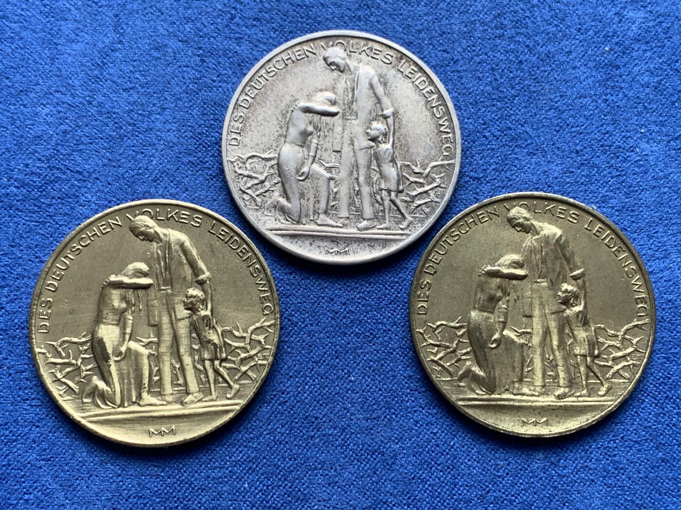 《竞宝斋》第475场 周日，周一 2场连拍 （全场包邮）欢迎送拍 1923年魏玛共和国一月内通货物价记录纪念章一套3枚，材质为2铜1镍，其中镍材质的非常少见！正面：德国家庭三口悲伤场景。背面铭文：1923年11月1日一磅面包：三百万马克1磅鱼:三千六百万马克1升啤酒：四百万马克；1923年11月15日一磅面包：八千万马克1磅鱼:九亿马克1升啤酒：五千二百万马克；1923年12月1日一磅面包：二亿六千万马克1磅鱼:3.2万亿马克