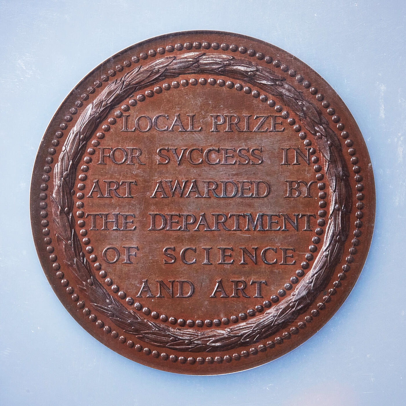 【俄甄集藏】2026年(050)04-01星期三 晚 19:30 全场包邮 英国1856年维多利亚青年头像科学与艺术教育部“女王奖章”大铜章，NGC MS64，用以表彰在科学与艺术领域取得杰出成就的个人，巧克力包浆，高浮雕，名誉品种，直径：53mm