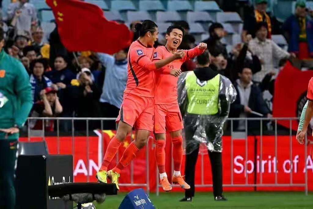 零元拍：国足队长，国安锋霸，张玉宁完美墨迹签名北京国安足球俱乐部官方鼠标垫，特别适合装裱收藏！！拍品不含装裱