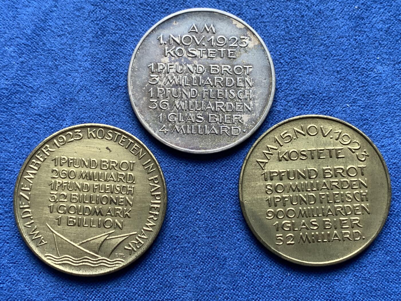 《竞宝斋》第475场 周日，周一 2场连拍 （全场包邮）欢迎送拍 1923年魏玛共和国一月内通货物价记录纪念章一套3枚，材质为2铜1镍，其中镍材质的非常少见！正面：德国家庭三口悲伤场景。背面铭文：1923年11月1日一磅面包：三百万马克1磅鱼:三千六百万马克1升啤酒：四百万马克；1923年11月15日一磅面包：八千万马克1磅鱼:九亿马克1升啤酒：五千二百万马克；1923年12月1日一磅面包：二亿六千万马克1磅鱼:3.2万亿马克