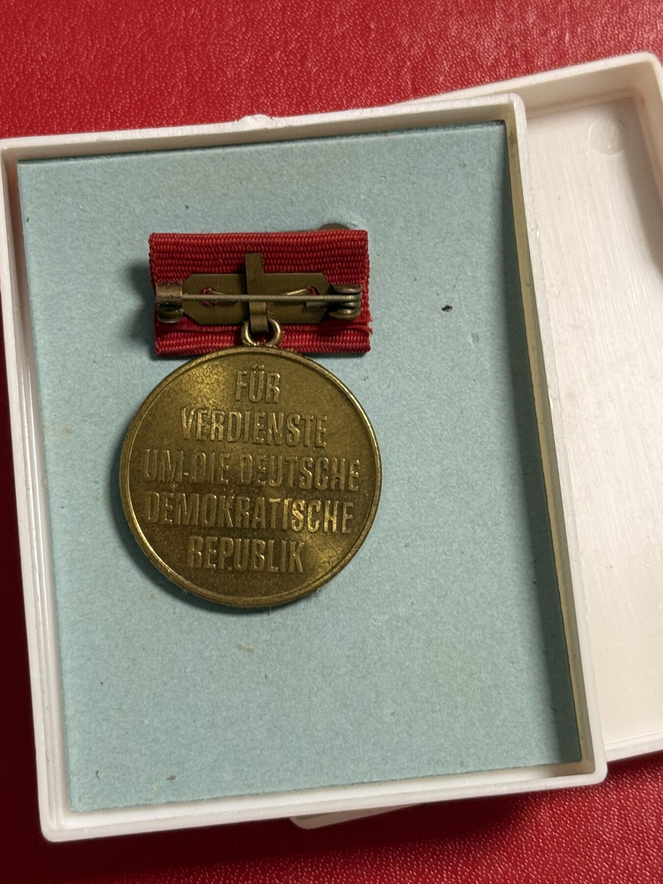 韵星假日军品类拍卖第50期 民主德国建国四十周年纪念奖章带原盒