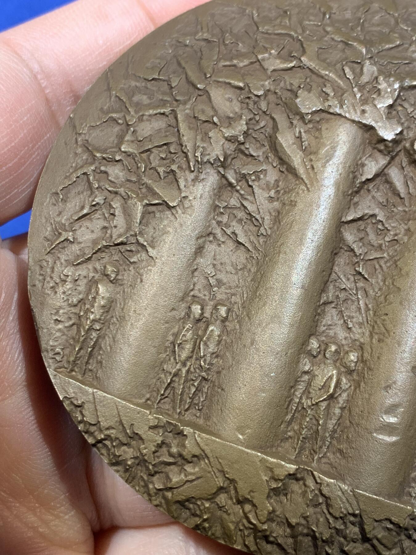 《竞宝斋》第475场 周日，周一 2场连拍 （全场包邮）欢迎送拍 芬兰大铜章 1984年 芬兰政治家恩斯特·帕尔梅 曾任芬兰农业部长 直径73.5mm 重量494.5g 附带竹制收纳盒 细节见图