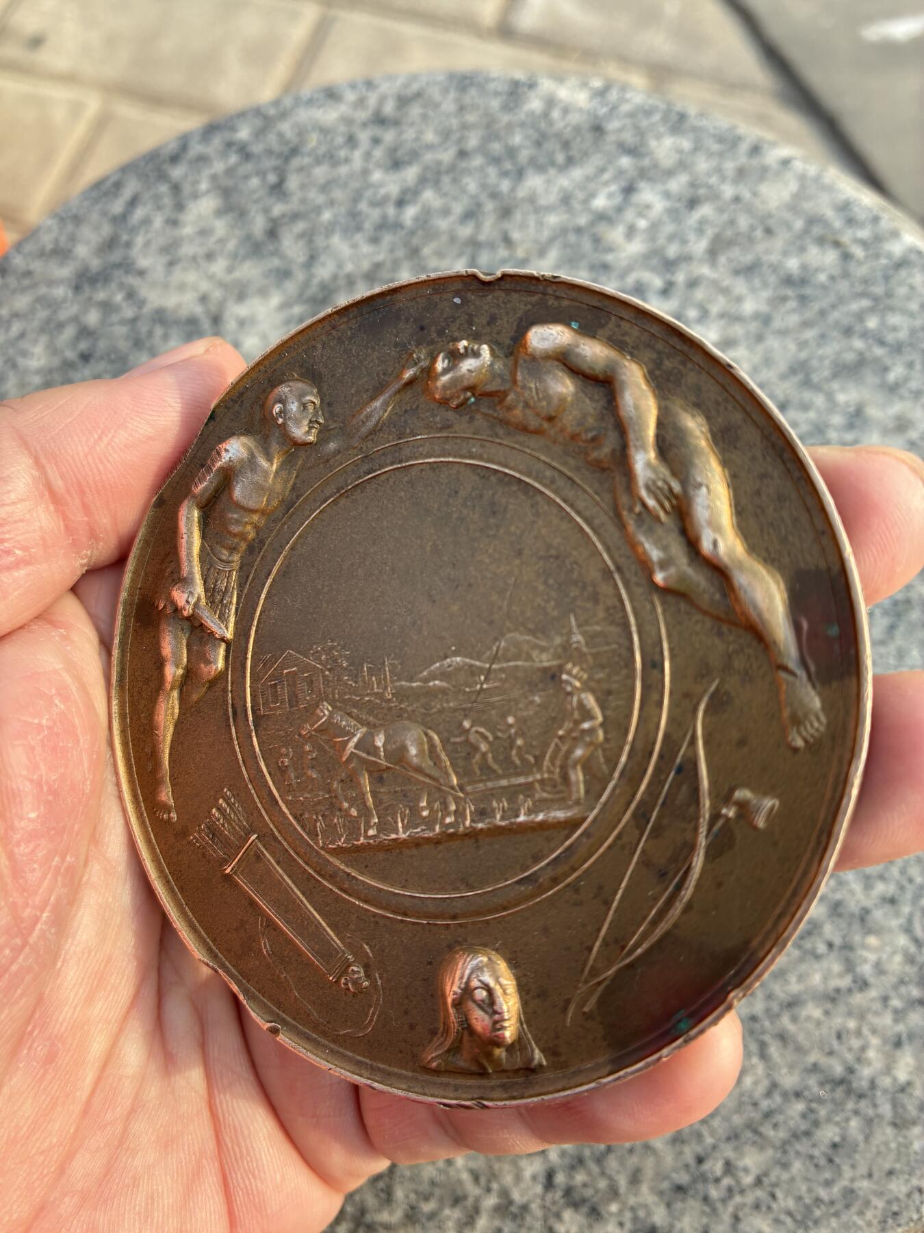 林肯印第安和平纪念铜章，美国历史题材，铜质，直径约7.2cm。正面林肯总统半身像，周围英文，下方1862年，背面原住民和平场景，细节丰富，雕刻清晰。