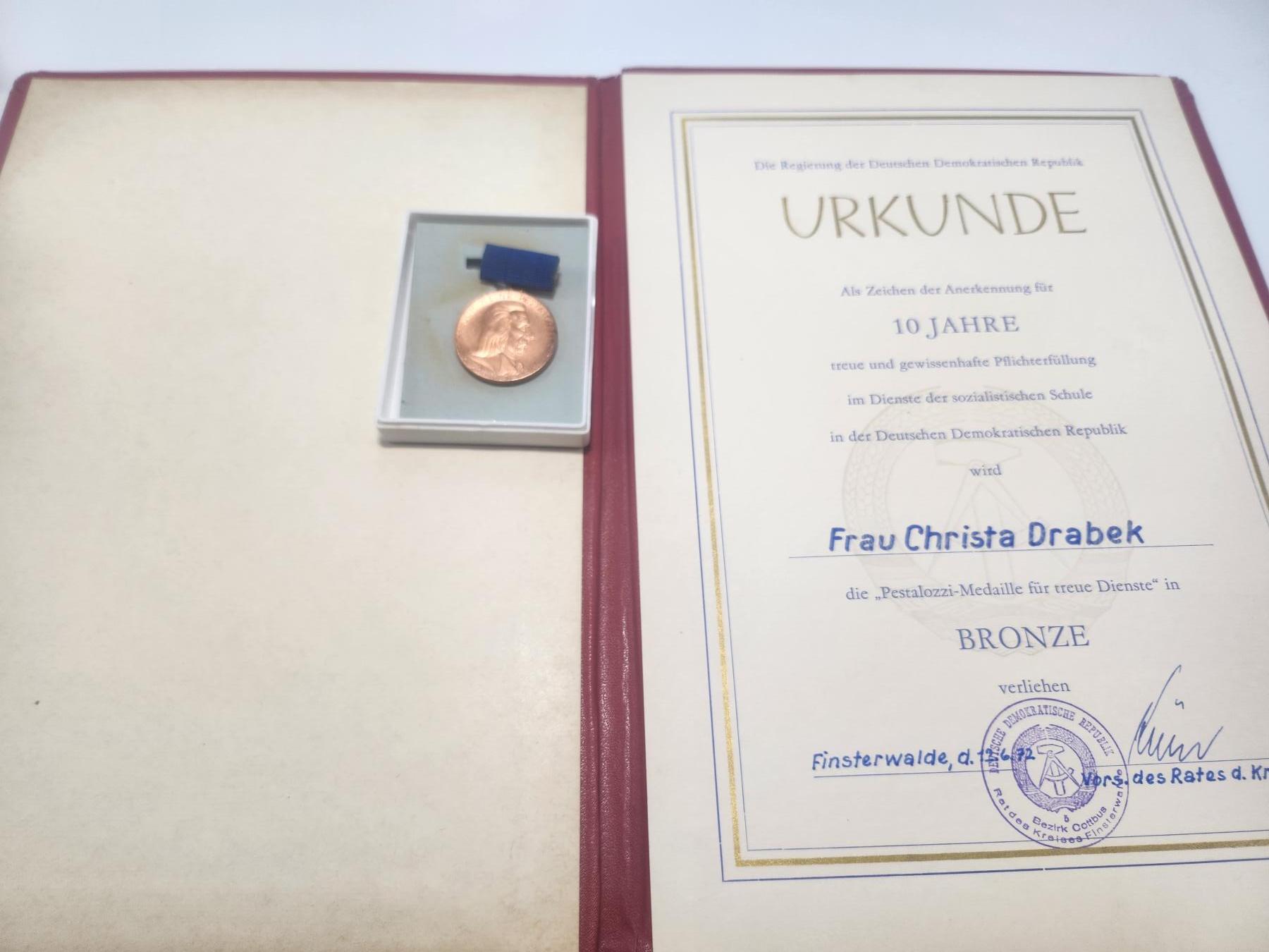 南水社第4次拍卖  民主德国裴斯泰洛齐铜质忠诚服役奖章（10年）——Christa Drabek 女士带证书全套