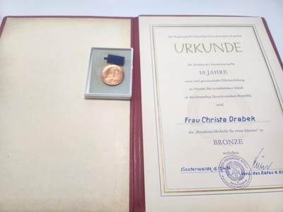 南水社第4次拍卖  - 民主德国裴斯泰洛齐铜质忠诚服役奖章（10年）——Christa Drabek 女士带证书全套