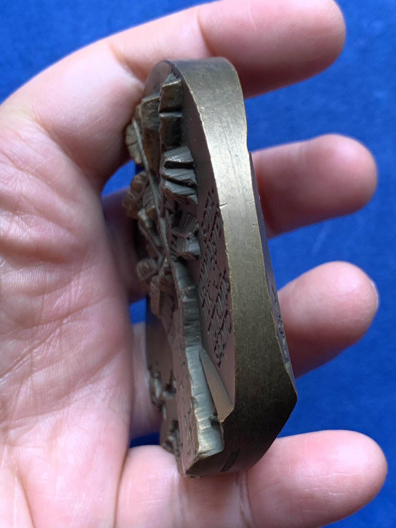 《竞宝斋》第475场 周日，周一 2场连拍 （全场包邮）欢迎送拍 芬兰大铜章 1973年 正面为拉丁语“穿越荆棘抵达星辰” 背面战争伤残者支持与研究基金会 直径69.7mm 重量317.75g