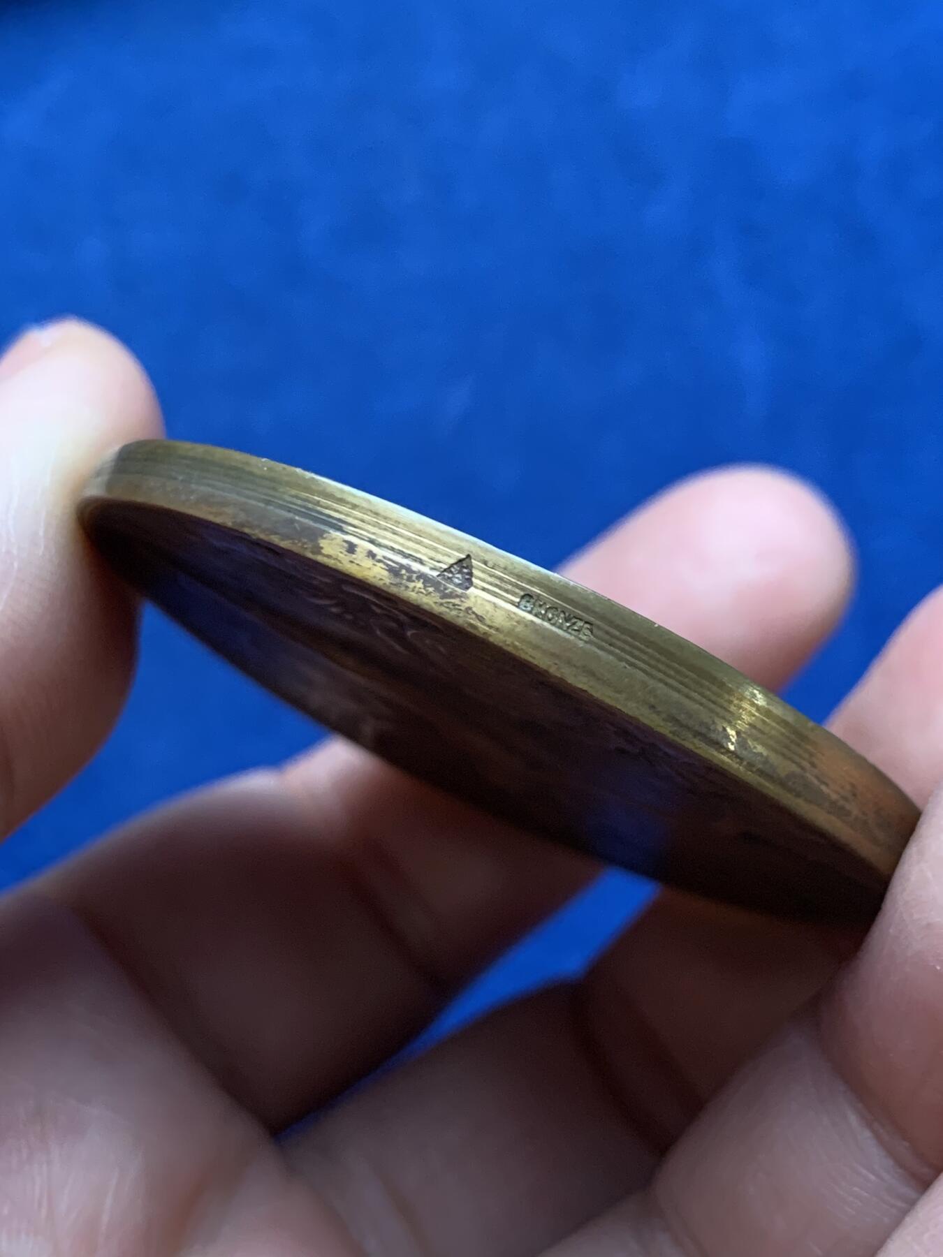 《竞宝斋》第475场 周日，周一 2场连拍 （全场包邮）欢迎送拍 法国勒阿弗尔拉弗洛特协会纪念铜章 53克 50.2mm 三角铜标 带盒